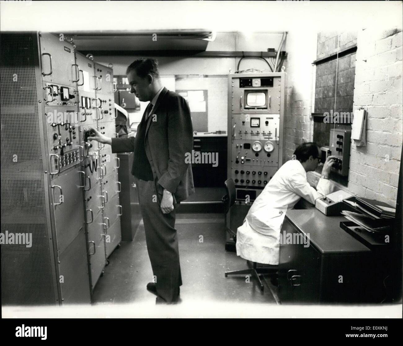 Mar 03, 1967 - Premere visita alla alta tensione microscopio a elettroni al Laboratorio Cavendish di Cambridge. Vi è stata una visita di stampa Foto Stock