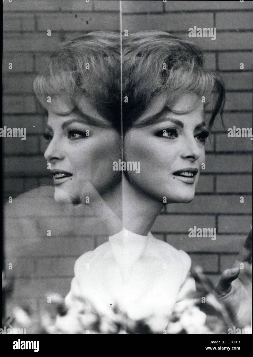 Mar 03, 1967 - ''Il dolce Signore'" è il titolo del film in cui quattro belle donne sono i protagonisti di quattro storie diverse, ma che volano parallelamente, perché le donne sono amici. La donna sono quattro stelle internazionale; Virna Lisi; Ursula Andress, coclea di Claudine e Marisa Mell. La foto mostra la bionda attrice italiana Virna Lisi in una scena del film. Foto Stock