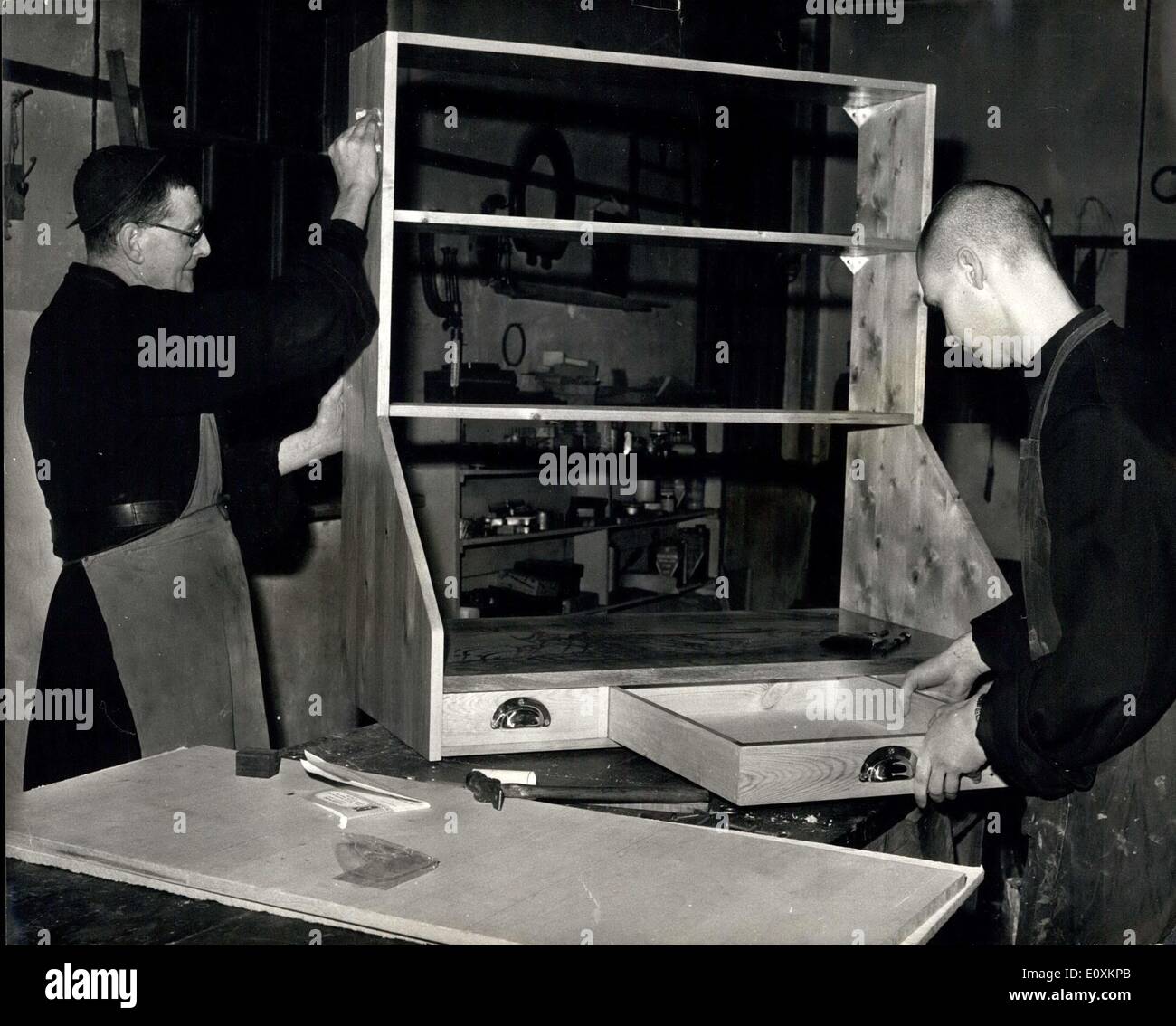 Mar 06, 1967 - I monaci dare una mano: due dei 37 membri della Chiesa Anglicana ordine benedettino, stanno rendendo le unità a parete e mobili Foto Stock