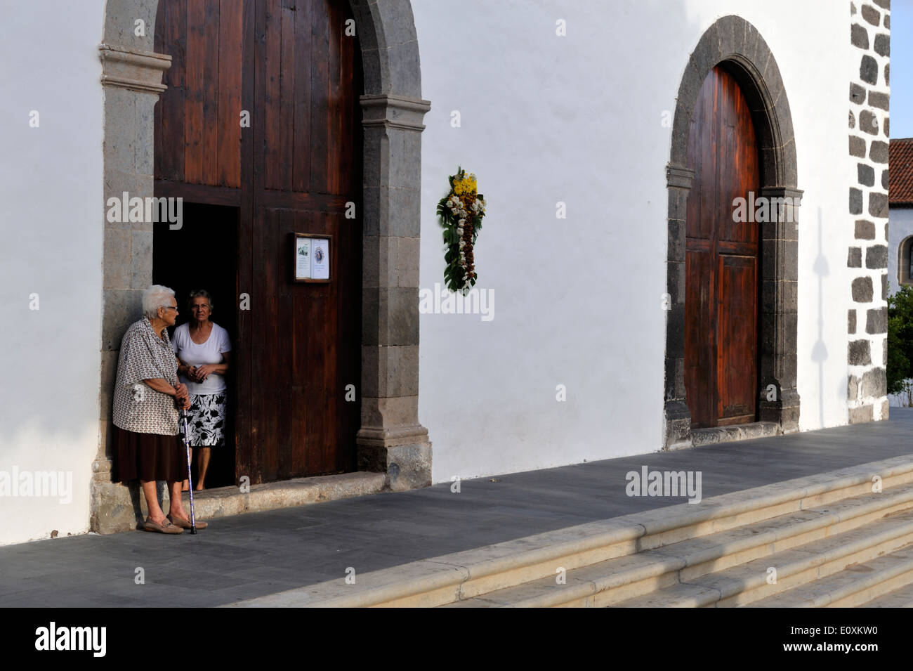 Due vecchi donna in piedi dalla porta Foto Stock