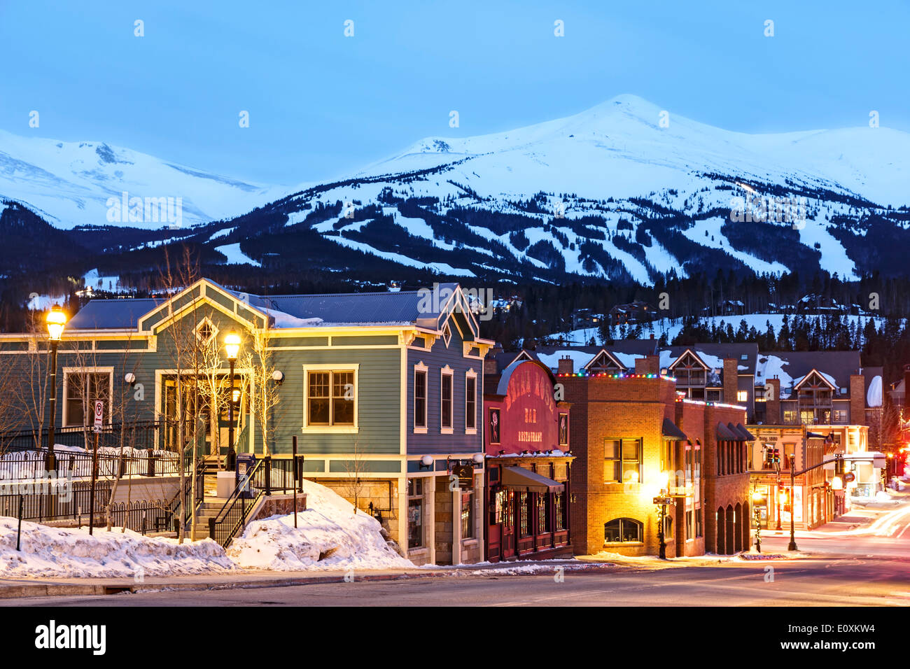 Coperte di neve il picco 8, ski area e Downtown Breckenridge, Colorado, STATI UNITI D'AMERICA Foto Stock