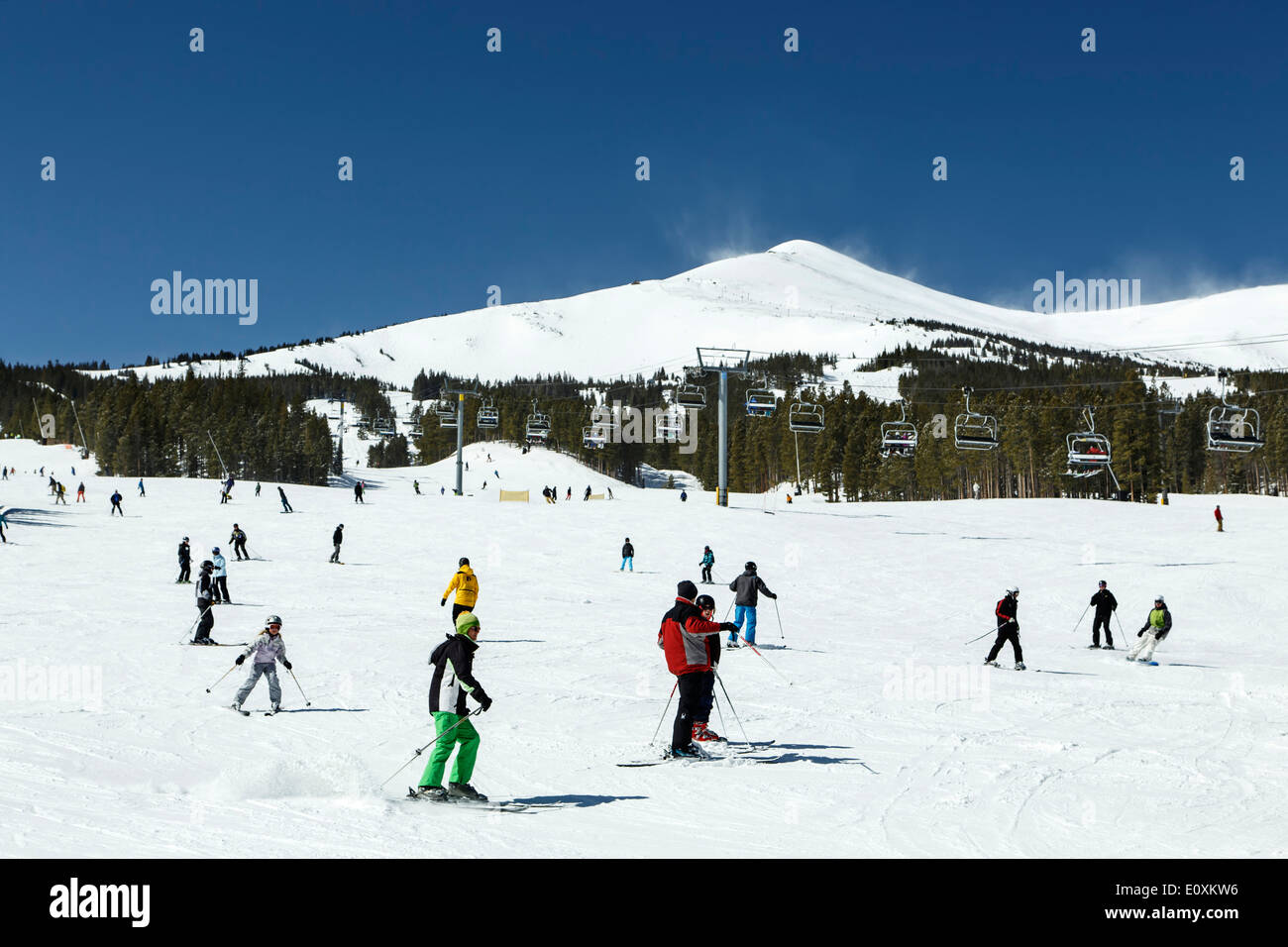 Coperte di neve il picco 8, ski-lift e gli sciatori e gli snowboarder sulla pista da sci, a Breckenridge, Colorado, STATI UNITI D'AMERICA Foto Stock
