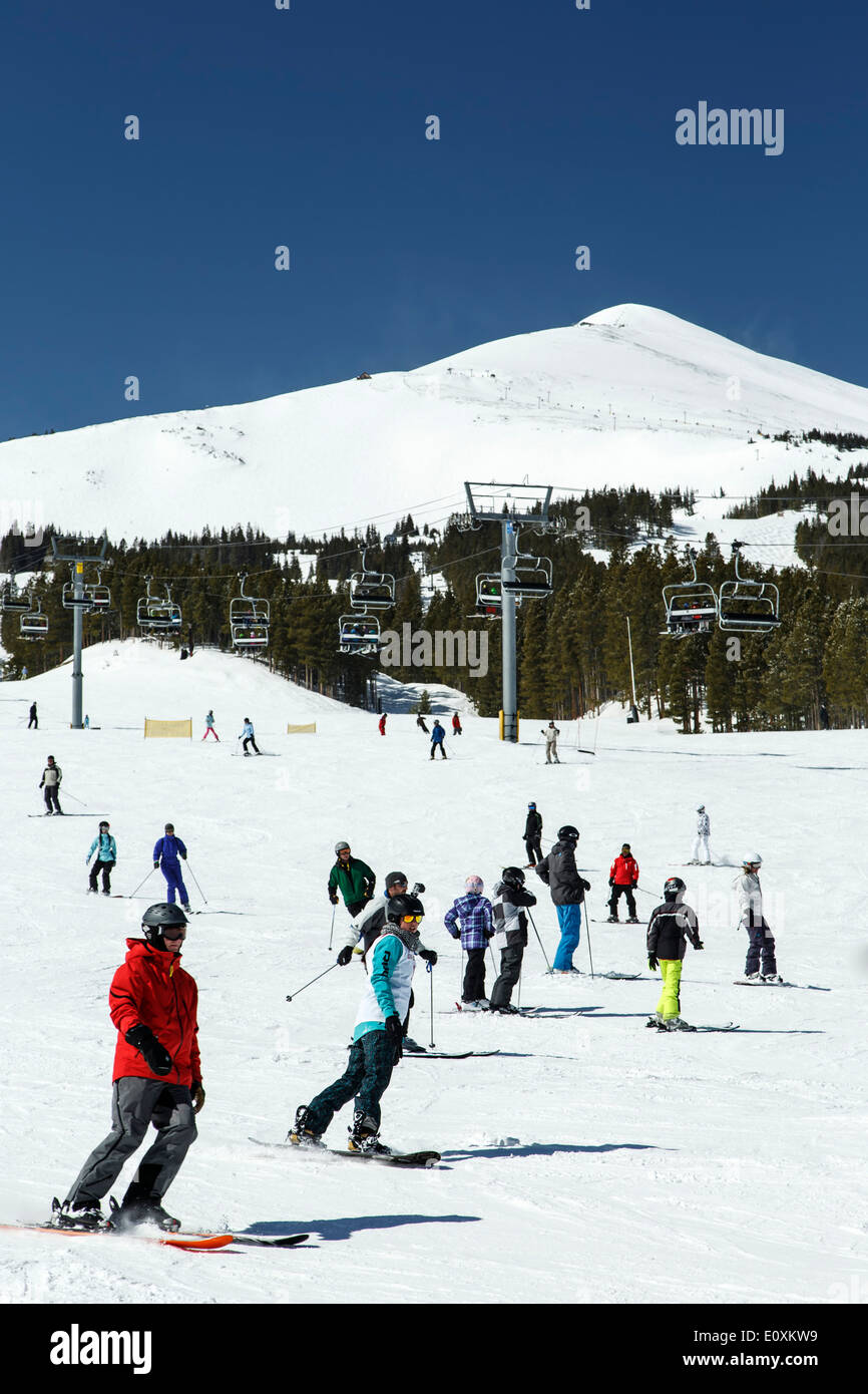 Coperte di neve il picco 8, ski-lift e gli sciatori e gli snowboarder sulla pista da sci, a Breckenridge, Colorado, STATI UNITI D'AMERICA Foto Stock