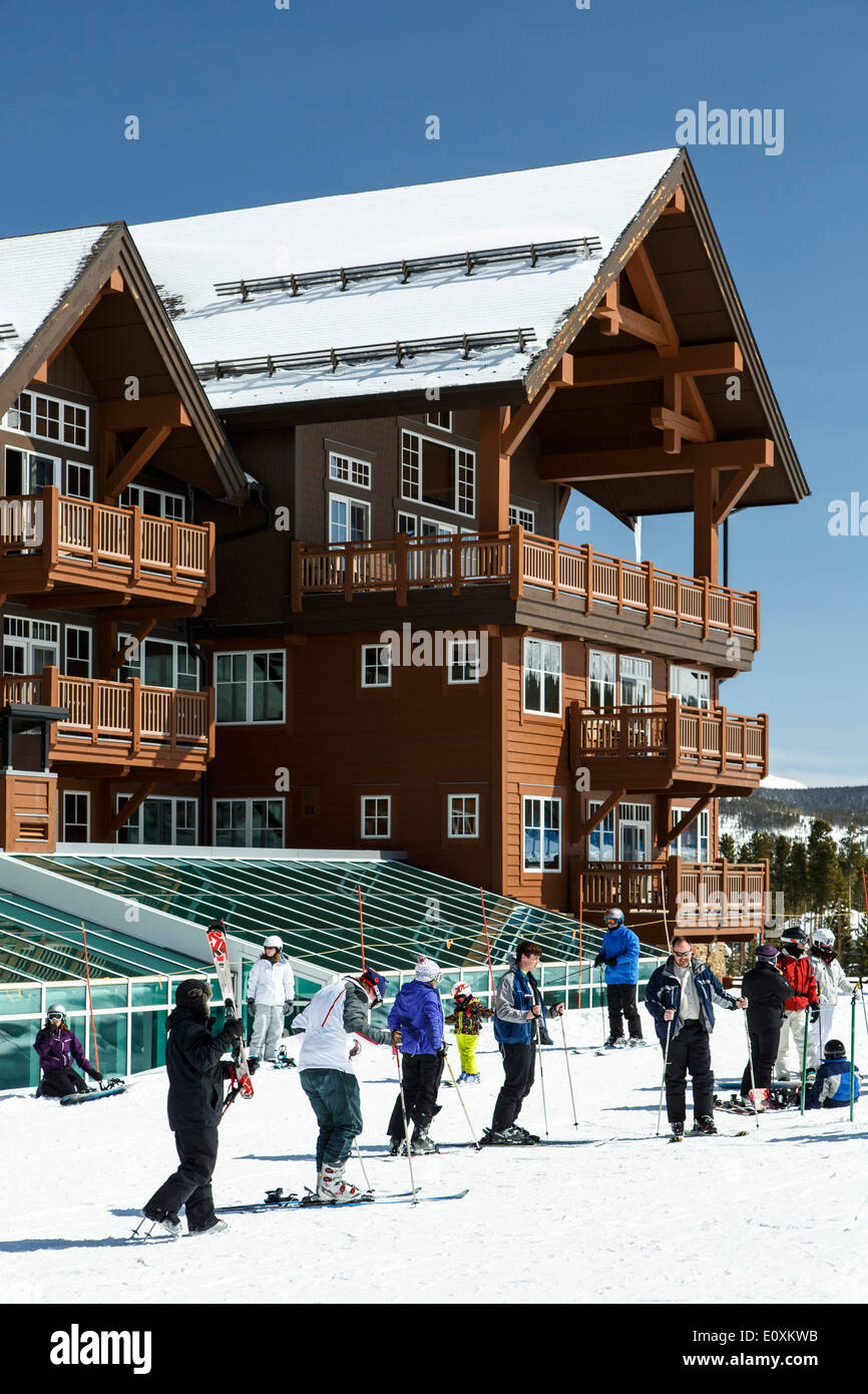 Grand lodge e gli sciatori e gli snowboarder, picco 8, Breckenridge, Colorado, STATI UNITI D'AMERICA Foto Stock
