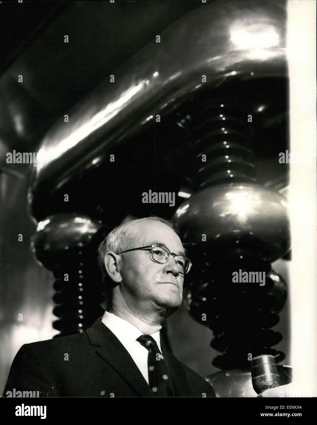 Mar 15, 1967 - Premere visita alla alta tensione microscopio a elettroni al Laboratorio Cavendish di Cambridge. Vi è stata una visita di stampa Foto Stock