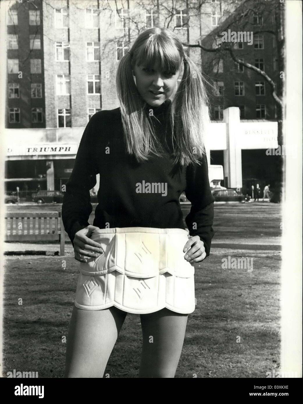 Mar 17, 1967 - La tenda-mantovane minini0-gonna.: è incredibile quello che una ragazza si usura in questi giorni, Fablon per le ragazze è stata lanciata a Londra ieri ad una festa dove tutti hanno girato fino nelle vesti di una ragazza potrebbe fare di se stessa. Questa nuova moda tessuto fatto da materie plastiche Comm Ltd., non piega rip, masterizzare e può essere mantenuta pulita con un modo nailbrush ad usura è di fare una mini gonna tenda simile a quello nella nostra immagine. Foto Stock