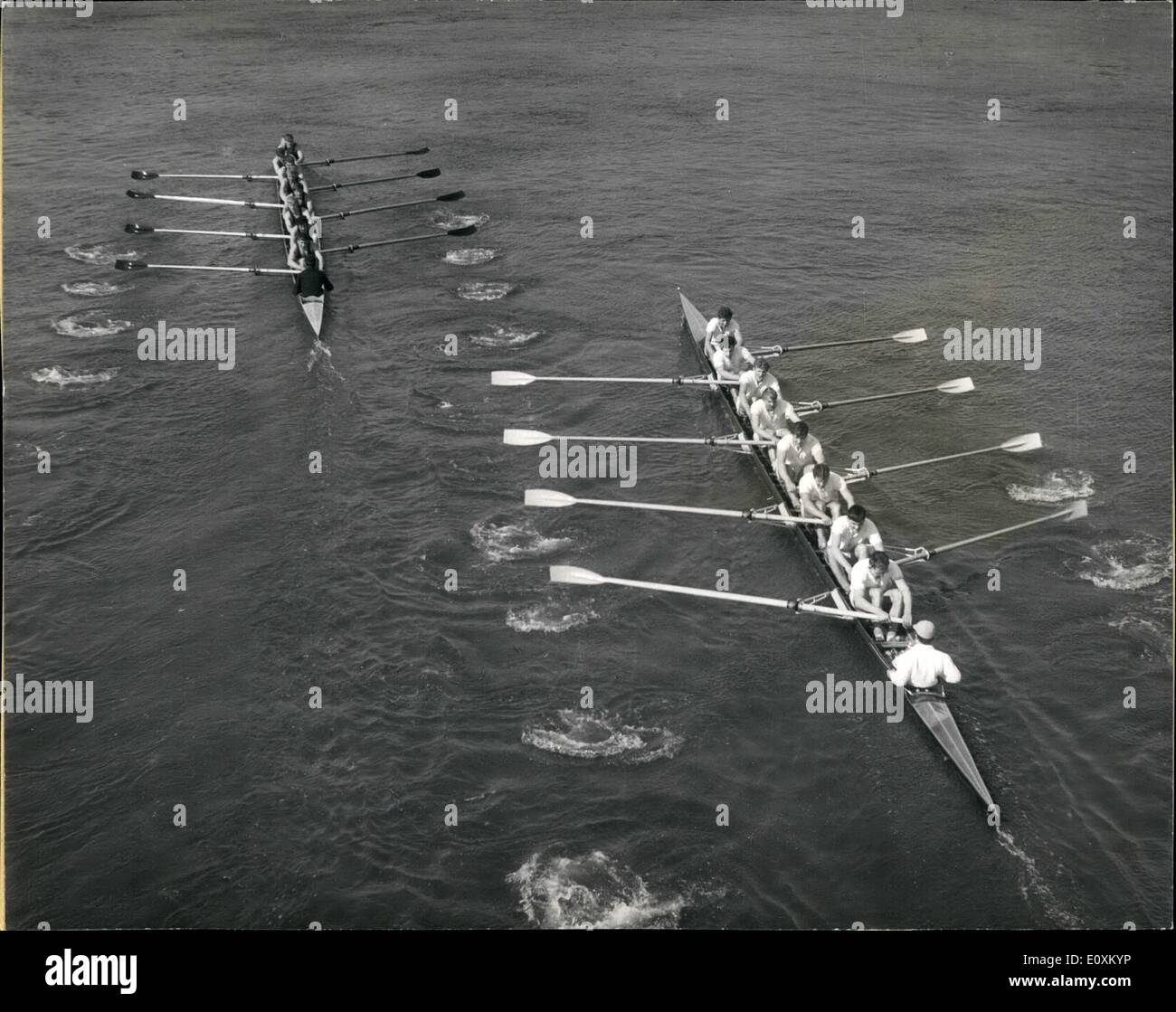 Mar 25, 1967 - 25.3.67 Oxford ha vinto la gara in barca. Oxford oggi battere di Cambridge in 113Boat Race da Putney a Mortlake. Keystone Foto Mostra: La scena come gli equipaggi shoot Hammersmith Bridge, con Oxford in testa di tre quarti di una lunghezza. Foto Stock