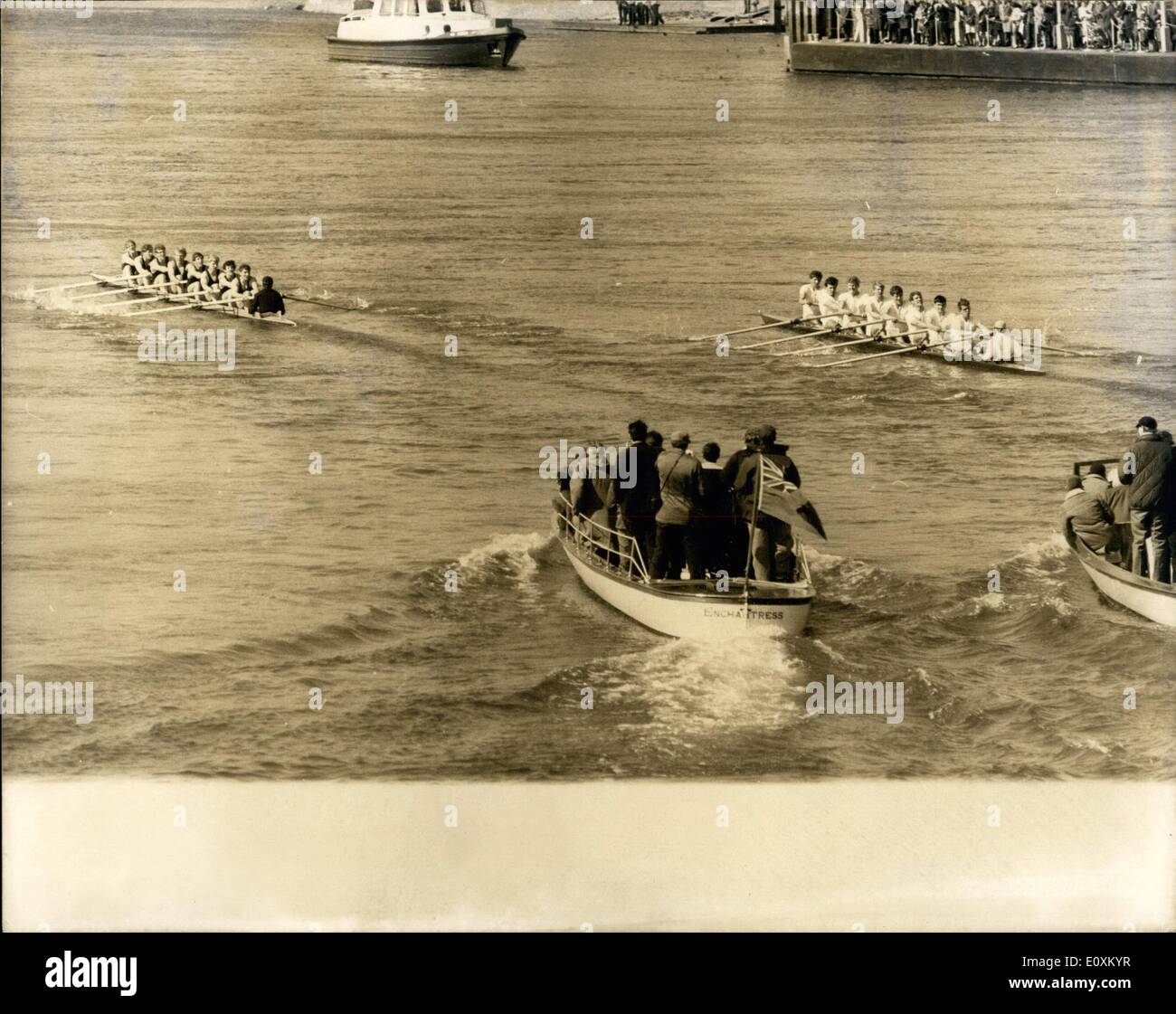 Mar 25, 1967 - 25.3.67 Oxford ha vinto la gara in barca. Oxford oggi battere di Cambridge in 113Boat Race da Putney a Mortlake. Keystone Foto Mostra: Oxford (sinistra) come visto che conduce Cambridge di tre quarti di una lunghezza, solo dopo aver superato il ponte di Hammersmith, durante la gara di oggi. Foto Stock