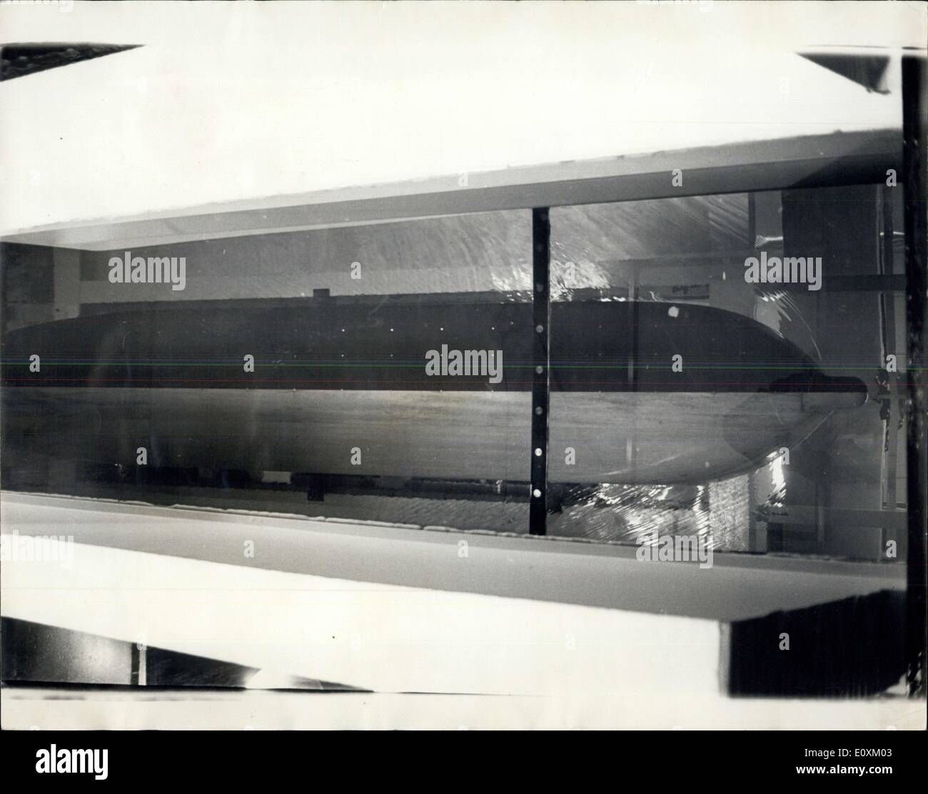 Mar 28, 1967 - la messa in funzione di una circolazione di acqua canale al National Physics Laboratory nave Division - Feltham: la nuova acqua circolante canale che è stato costruito dal Ministero di edificio pubblico e opere a Feltham, è stato commissionato oggi dal vice ammiraglio sir Frank Mason. È di gran lunga la più grande installazione del suo genere in Europa. Il suo scopo è quello di consentire lo studio del flusso di acqua intorno a modelli di navi e di altri organismi a prendere posto in condizioni ideali Foto Stock