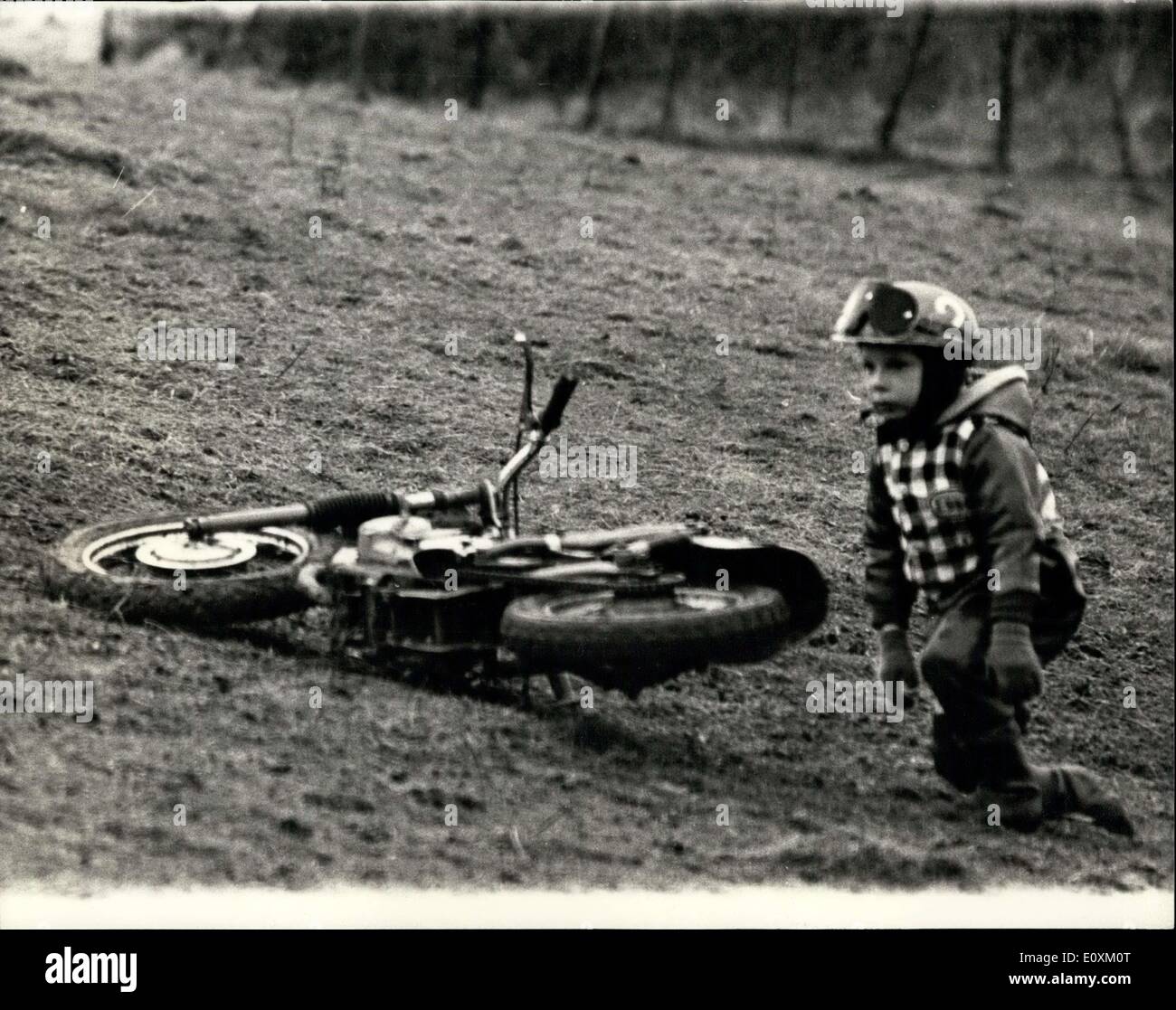 2 aprile 1967 - 7 anni di velocità ruggisce in pista in un incontro di giovani motociclisti a Breadhurst Kent: Keir Doe, un bambino di 7 anni, che cavalca una 50 cc in miniatura alimentata da un piccolo motore giapponese costruito dal padre, 30 anni, meccanico Edward Doe, di Camberley, Surrey. Ha preso parte oggi al meeting della Yound Riders (Motorcyclists)Sporting Association a Breadhurst, nel Kent. La grande gara di oggi è stata vinta dal bambino di otto anni Gary Keown, e ha vinto il casco d'argento. Keir Doe e' arrivato in finale, noilamo il campo. La foto mostra Keir Doe, un bambino di sette anni, un cropper durante la corsa di Breadhurst. Foto Stock