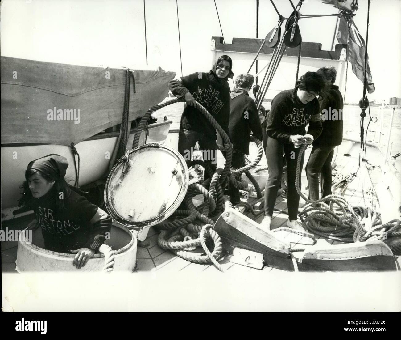 Maggio 05, 1967 - Membro del primo tutti-girl equipaggio a bordo del ''SIR WINSTON CHURCHILL''. Il primo di tutti-girl equipaggio della vela di formazione dell'Associazione topsail schooner ''Sir Winston Churchill'', a sinistra Portsmouth ieri. Il 39 ragazze, tutti di età compresa tra 16 e 21, sono state prelevate dall'Isola Sailing Club a Salecombe, Devon, e dai rami della ragazza di formazione nautico di colture e di mare Rangers. Durante la crociera di due settimane, le ragazze si hanno due yachtswomen a bordo con loro. Keystone Mostra fotografica di:- i membri della ragazza equipaggio funi di movimentazione a bordo del ''Sir Winston Churchill'', ieri Foto Stock