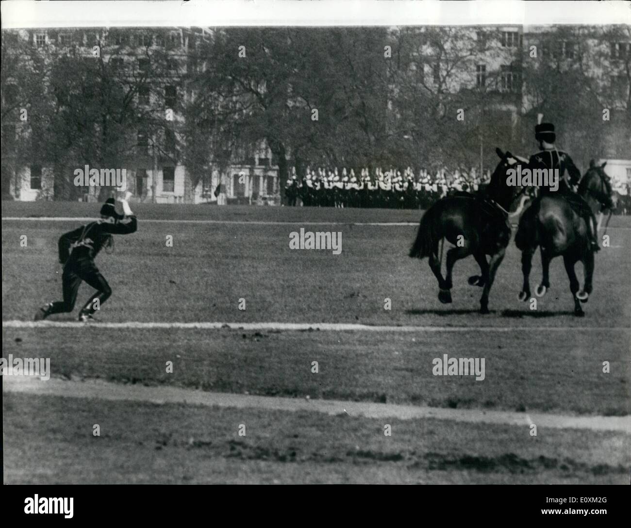 05 maggio 1967 - REVISIONE DEL RE della truppa, ROYAL HORSE ARTILLERY dalla regina IN HYDE PARK. Il riesame dei re della truppa, Royal cavallo artiglieria, da R.M. La regina ha avuto luogo ieri in Hyde Park. La regina era accompagnato da PRINOE Filippo e re Faisal di Arabia Saudita. La foto mostra: Gunnor Raymond Charlesworth, suppone di salto da leggermente i suoi cavalli, trovato viaggiando troppo veloce, scivolato e ha fatto una capriola non programmata, ieri, nel corso della revisione in Hyde Park. Foto Stock
