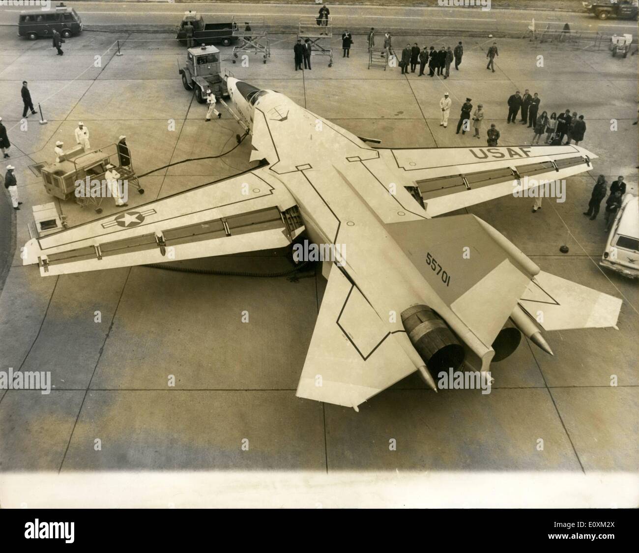 05 maggio 1967 - L'F-111 Swing-ala Tactical Fighter in mostra a Wethersfield. L'F-111 swing-ala Tactical Fighter è stato mostrato a R.A.F. Stazione, Wethersfield, per la prima volta nel Regno Unito dopo un non-stop di attraversamento dell'Atlantico senza rifornimento di carburante. Gli Stati Uniti Air Force jet fighter erano arrivati qui dopo un 3300-mile crossing da Loring Air Force Base, Maine, durato cinque ore e trenta cinque minuti Foto Stock