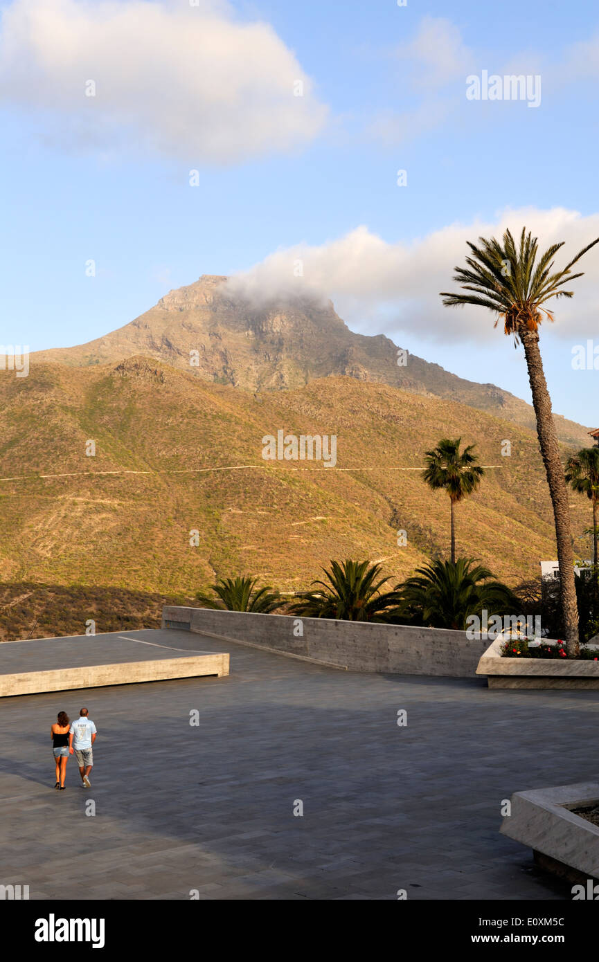 Giovane a piedi attraverso lo spazio aperto del monumento architettonico "Piazza di Spagna" a Adeje, Tenerife Foto Stock