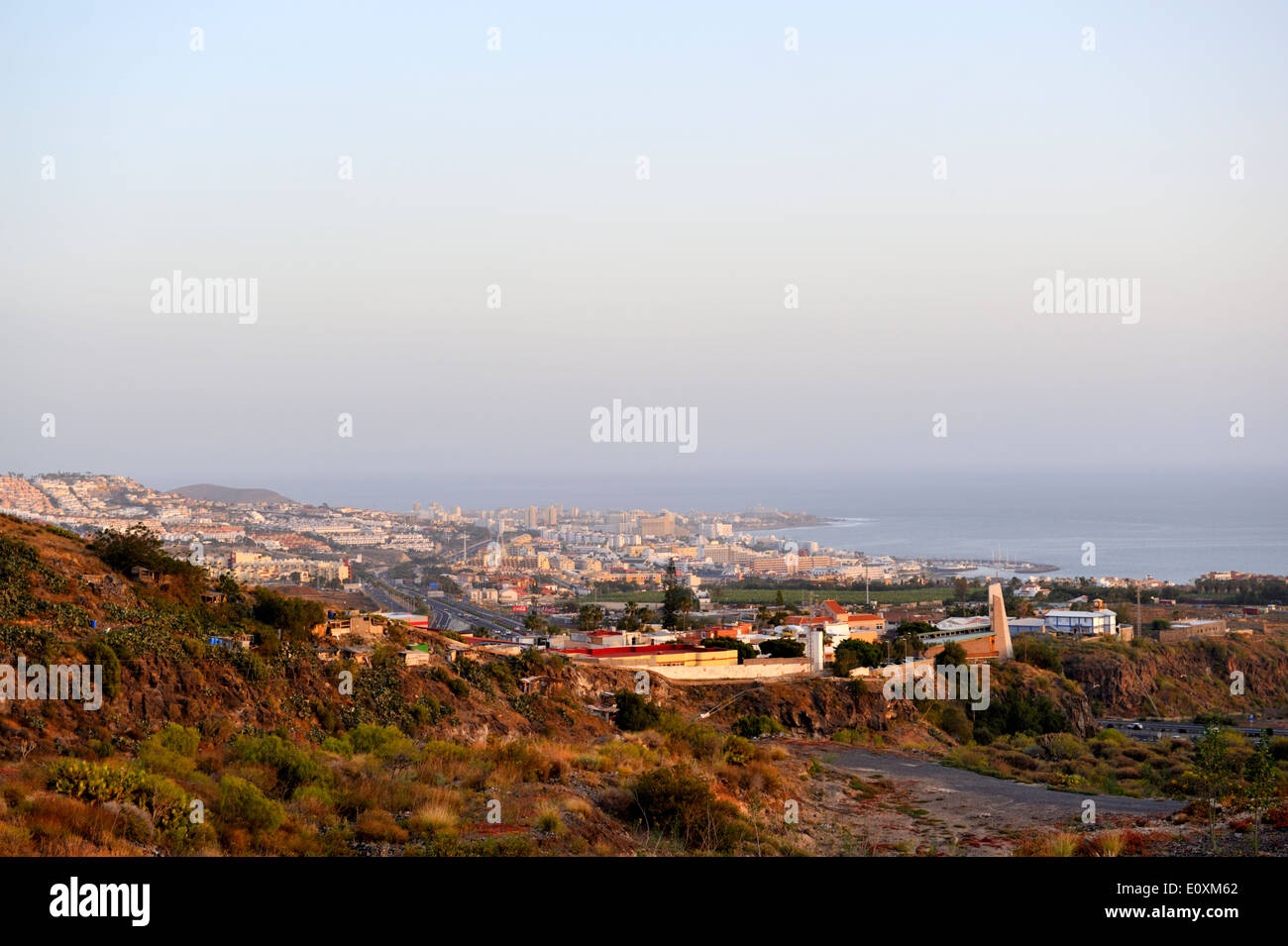 Nel tardo pomeriggio vista da Adeje verso Puerto Colon e Playa de Las Americas e oceano Atlantico, Tenerife Foto Stock