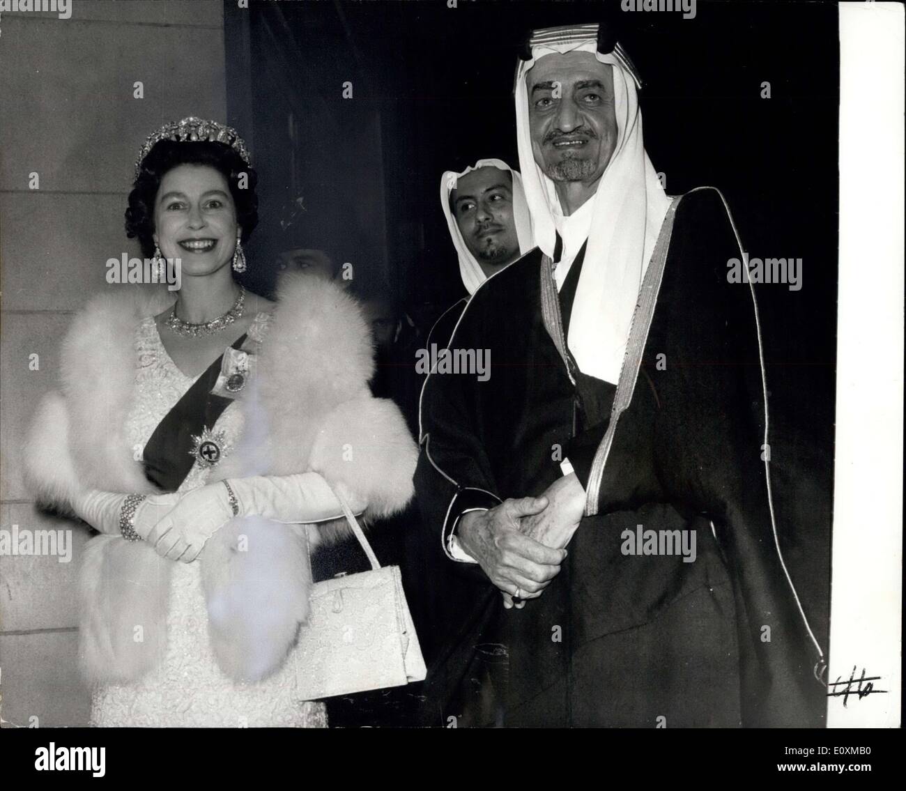 Maggio 17, 1967 - Regina al banchetto: re Faisal di Arabia Saudita la scorsa notte ha dato un banchetto presso il Dorchester Hotel di in onore di H.M. La regina e il Duca di Edimburgo. Mostra fotografica di H.M. La regina è accolto da re Faisal, presso il Dorchester Hotel la scorsa notte. Foto Stock
