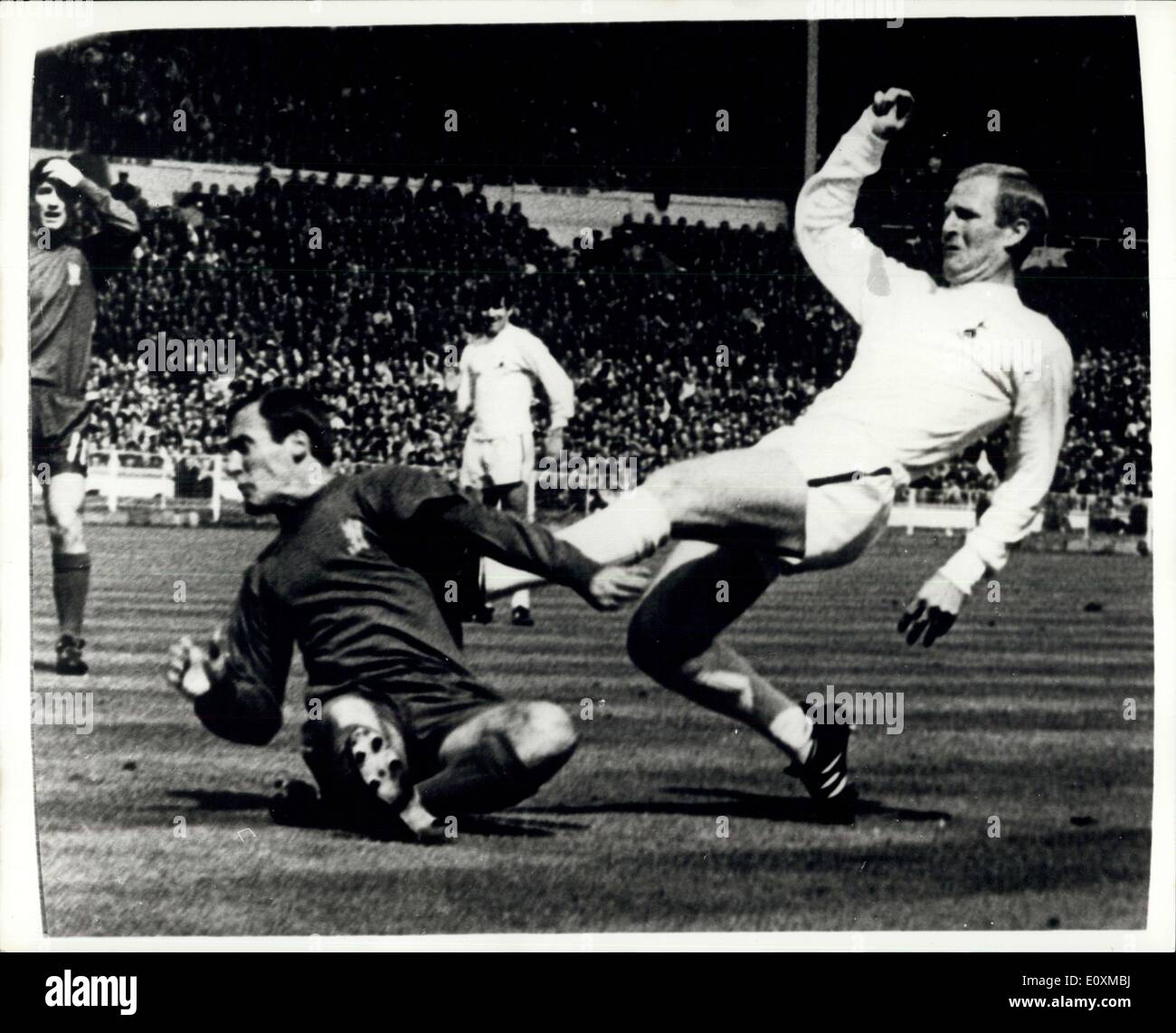20 maggio 1967 - F.A. Per la finale di coppa a Wembley Spurs Beat Chelsea 2-1. La foto mostra: Frank Saul, di speroni, cerca un piede sinistro colpo da 20 metri come egli è affrontato da Chelsea's Alan Harris. Foto Stock