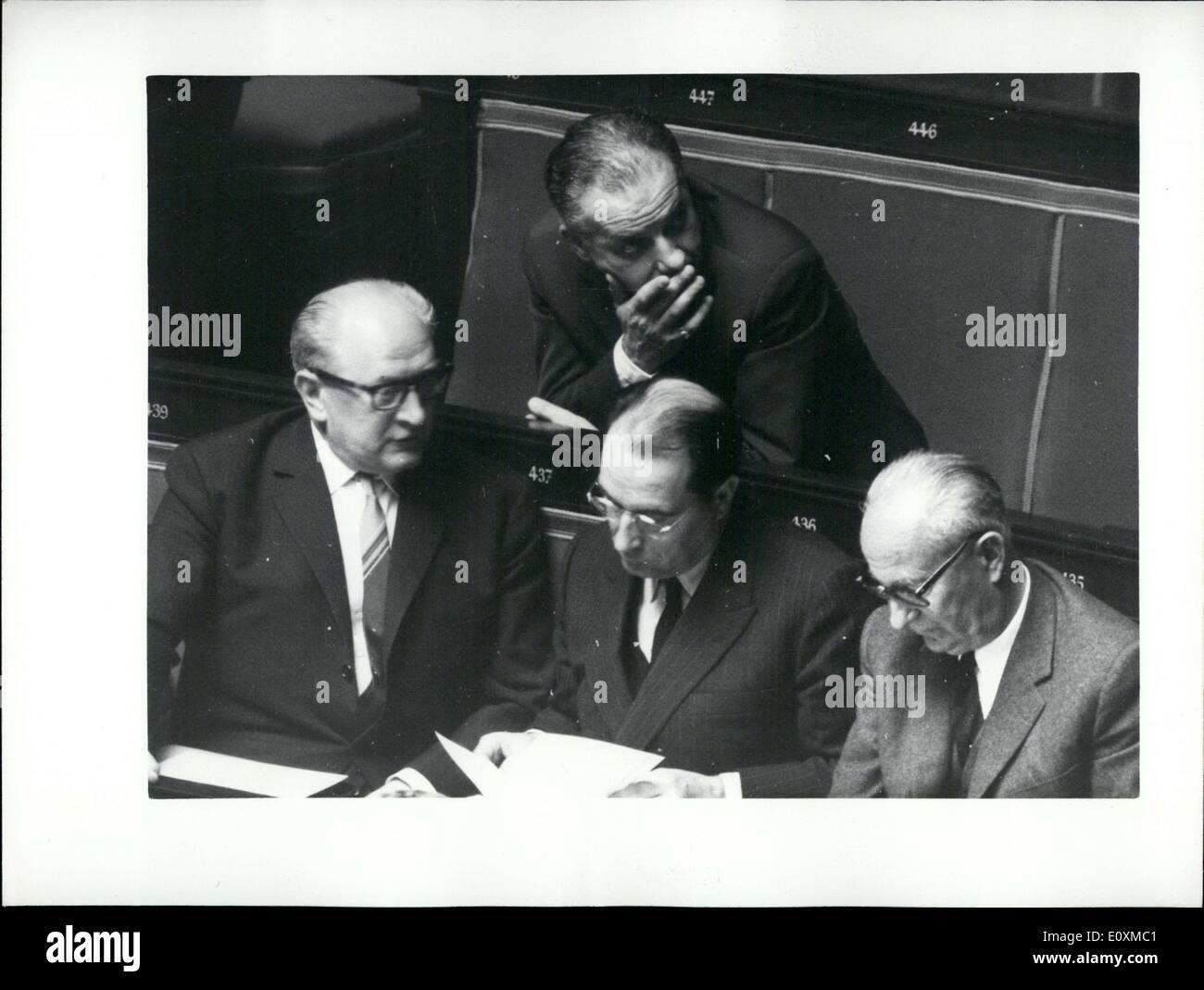 Maggio 20, 1967 - Guy Mollet, Francois Mitterrand, Gaston Deferrre & M Estier Foto Stock