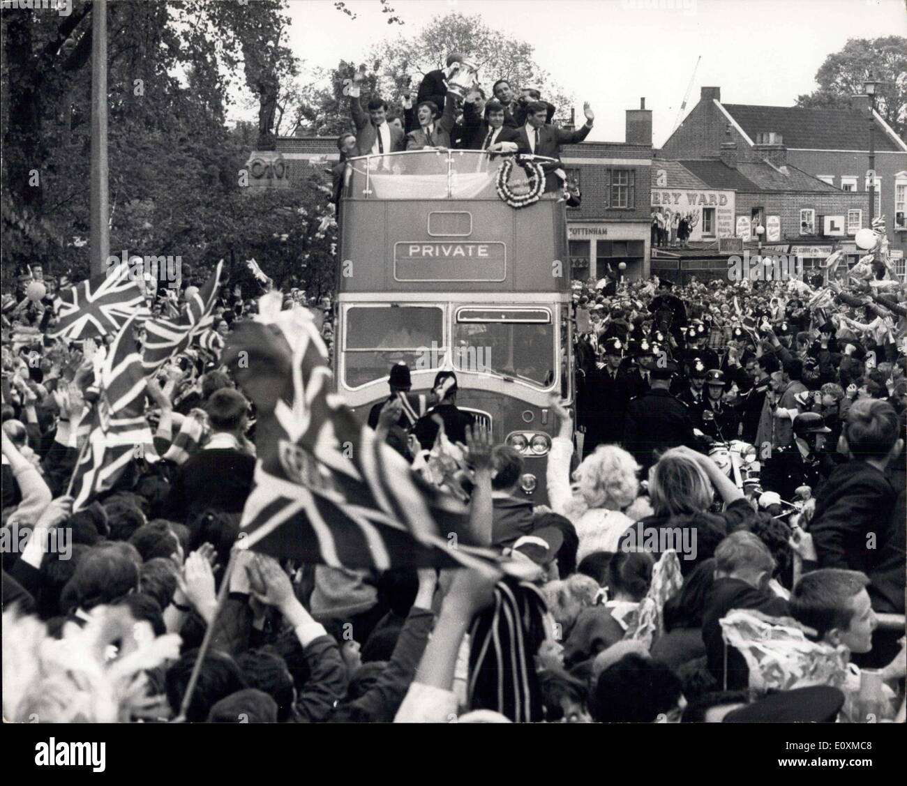 21 maggio 1967 - Il trionfante F.A. Coppa del vincitore prendere parte in una vittoria di guida attraverso il Tottenham: celebrare la loro vittoria di F.A. Per la finale di coppa dopo aver sconfitto Cheslea 2-1 a Wembley ieri, gli speroni soccer team sono stati dare una grande accoglienza da parte della folla come cavalcarono in un autobus a due piani da Edmonton Town Hall. La foto mostra le bandiere onda ed una grande allegria va come il bus che porta gli speroni squadra arriverà a Tottenham Hall di oggi. Foto Stock
