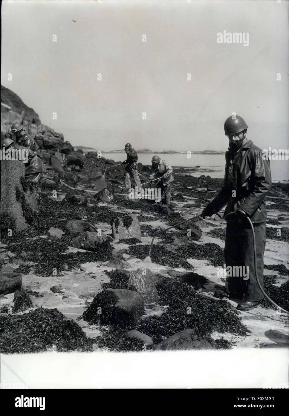 Giugno 03, 1967 - In Bretagna l'esercito combatte una fuoriuscita di olio Foto Stock