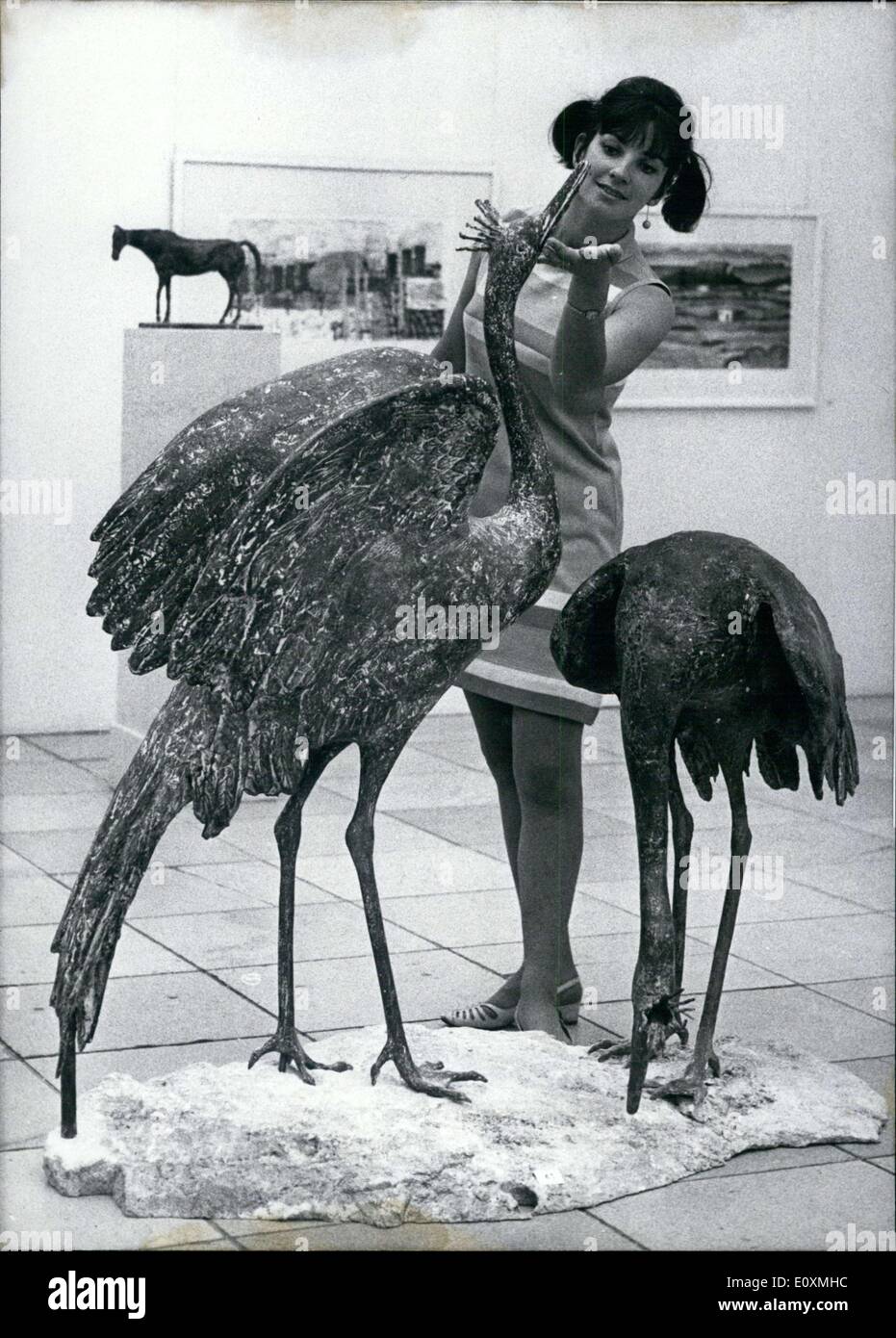Giugno 05, 1967 - Jacqueline(Parigi) è molto interessato a questa scultura in bronzo di Monaco di Baviera artista Elmar Dietz. Il pezzo(150x130cm) ma è stato uno dei molti a Monaco di Baviera il grand mostra d'arte presso la casa dell'arte nel 1967. Oltre 1.024 pezzi sono stati mostrati. Foto Stock