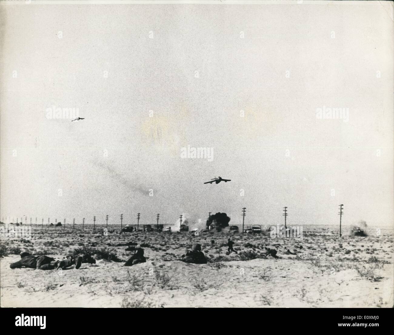 06 giugno 1967 - la guerra del Medio Oriente : la foto mostra questa immagine originale, mostra gli aerei egiziani che attaccano avanzando Esercito, vicino al Foto Stock