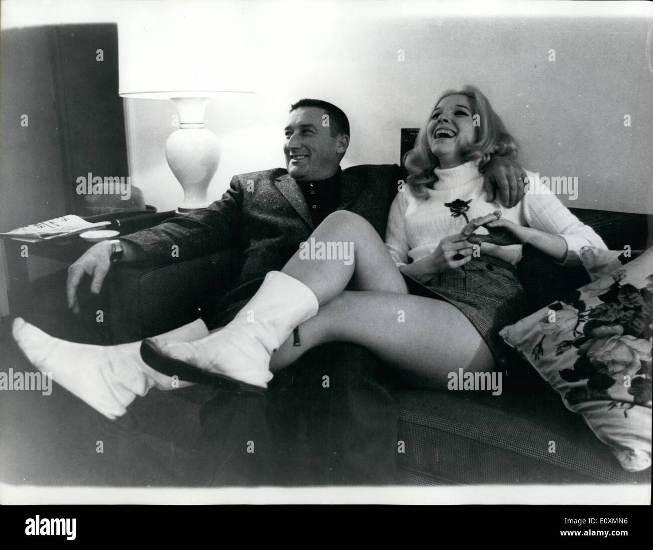 Apr. 04, 1967 - Mickey Spillane a Londra: il thriller americano scrittore, Mickey Spillane, 49, i cui libri hanno venduto 100 milioni di Foto Stock