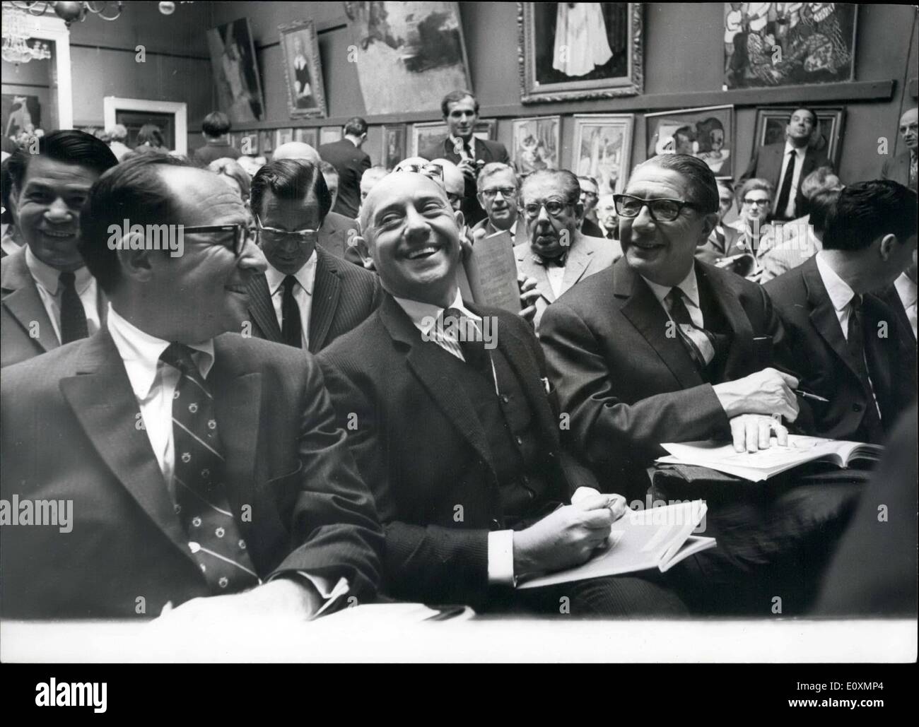 4 aprile 1967 - Picasso venduto al prezzo del record mondiale: Un prezzo record mondiale di 190.000 è stato pagato ieri a Londra per un dipinto di Picasso. L'immagine, di una madre in riva al mare con un bambino tra le braccia, andrà in America. Il signor David Mann, capo della Bodley Gallery di New York, e' volato appositamente per la vendita. Ha pagato più del doppio del precedente record per un Picasso. La foto mostra il signor David Mann getta la testa indietro e ride, dopo aver pagato un record di 190.000 per il Picasso, da Sotheby's ieri. Foto Stock