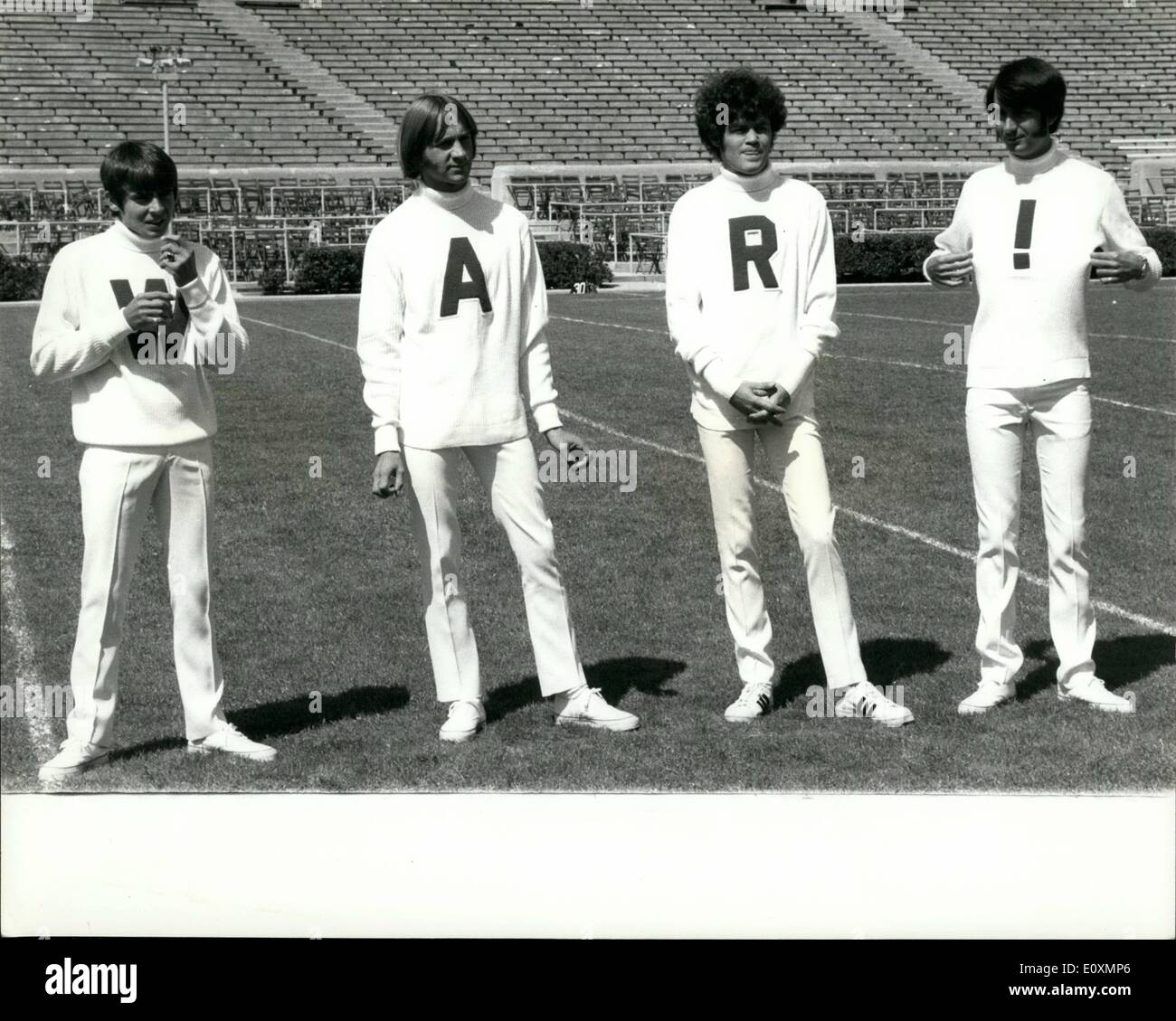 Apr. 04, 1967 - Il Monkees in s scena di protesta dal loro nuovo, untitled film (L. per R.) Davy Jones, Peter Tork, Micky Dolanz e Mike Nesmith. Foto Stock