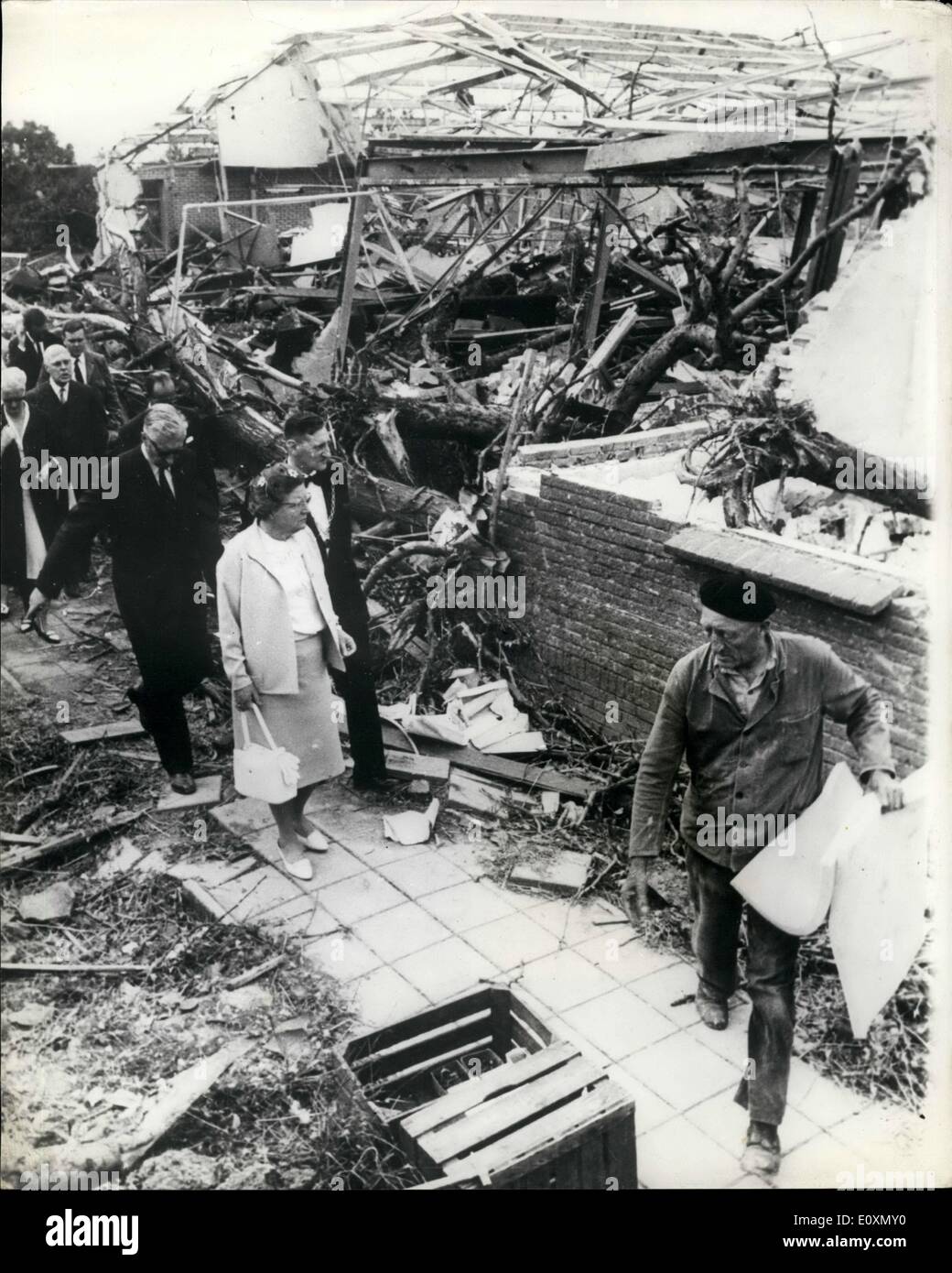 Giugno 06, 1967 - cinque morti e molti feriti nel tornado a tda destra nei pressi di Arnhem, Olanda. Regina Juliana ha compiuto una visita al villaggio di Tricht, nei pressi di Arnhem, che è stata colpita da un tornado di domenica uccidendo 5 uomini e il ferimento di molte altre. La foto mostra la regina Juliana visto durante il suo tour del villaggio di Tricht che è stata colpita da un tornado di domenica. Foto Stock