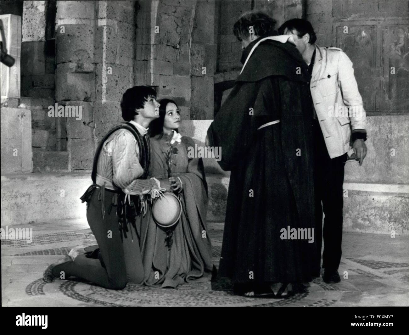 Giugno 06, 1967 - Tuscania, Giugno 1967. Il matrimonio di Romeo e Giulietta è stata la scena inviato in visione del mondo questa notte, girato nella chiesa di Tuscania, nel mezzo degli Etruschi sono. Questa è stata anche la prima scena del film diretto da Franco Zeffirelli che ha scelto gli attori per il film dopo l'esame di 300 attori o candidato. Essi sono stati Leoanard merlano, 17, da Hernsey, Londra e Olivia Hussey, 15 da Buenos Aires. OPS: direttore Franco Zeffirelli conduce Romeo e Giulietta e Milo O'Shea come padre Lorenzo, durante la scena del matrimonio. Foto Stock