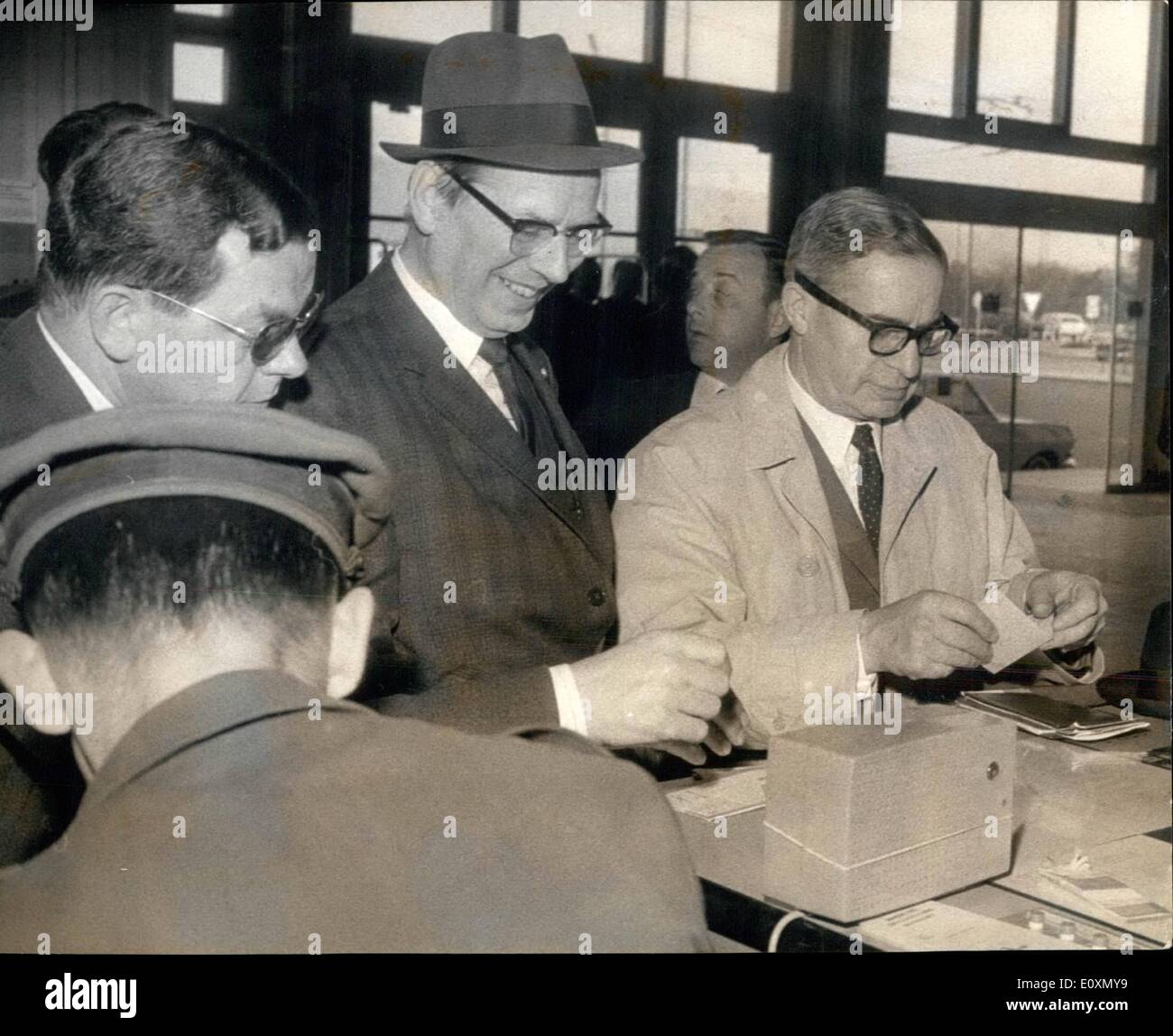 Giugno 06, 1967 - Il Vice Presidente del mercato comune Jean Rey (sulla destra) prendere il suo biglietto presso l'aeroporto di Ginevra e a sinistra per Bruxelles per home consultazioni. Foto Stock