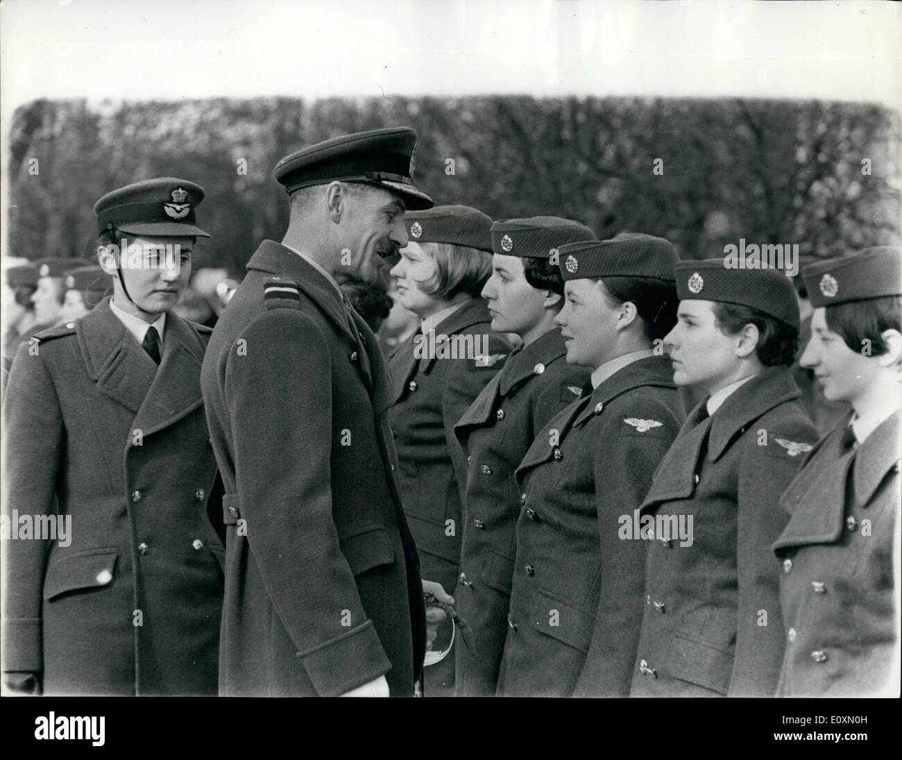 Apr. 04, 1967 - Nel Padre le orme la band ha suonato "seguenti nel padre le orme di' il funzionario incaricato dell'ispezione procedeva verso il basso i ranghi della RAF reclute e il loro comandante di volo 26 anno vecchio ufficiale di volo Sherril Gresswell hanno marciato lungo dietro di essa, naturalmente era la figlia del funzionario incaricato dell'ispezione, aria Commodore J.H. Cresswell e in quel momento lei era piuttosto deplorando il fatto che, '' Ho sentito che il mio volo era di essere uno standard più elevato del solito'' ha detto dopo che ieri la sfilata a RAF Spitalgate nel Lincolnshire ''ma come si è scoperto tutto è andato bene'' Foto Stock