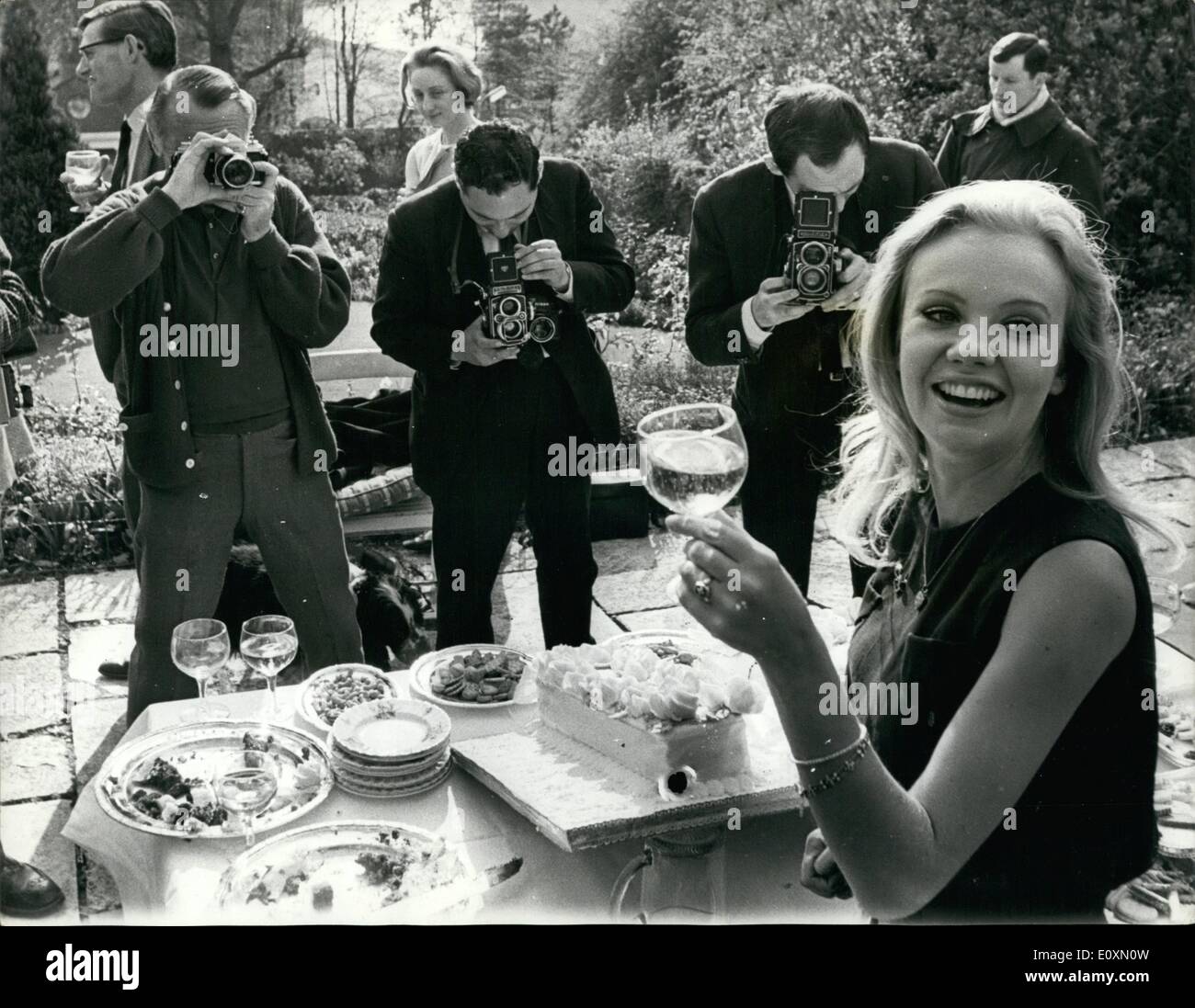 Apr. 04, 1967 - Hayley Mills celebra il 21st. Compleanno. mostra fotografica di attrice Hayley Mills, raffigurato nella giornata di ieri quando ha celebrato il suo ventunesimo compleanno con una famiglia a casa loro a Richmond, Surrey. Foto Stock