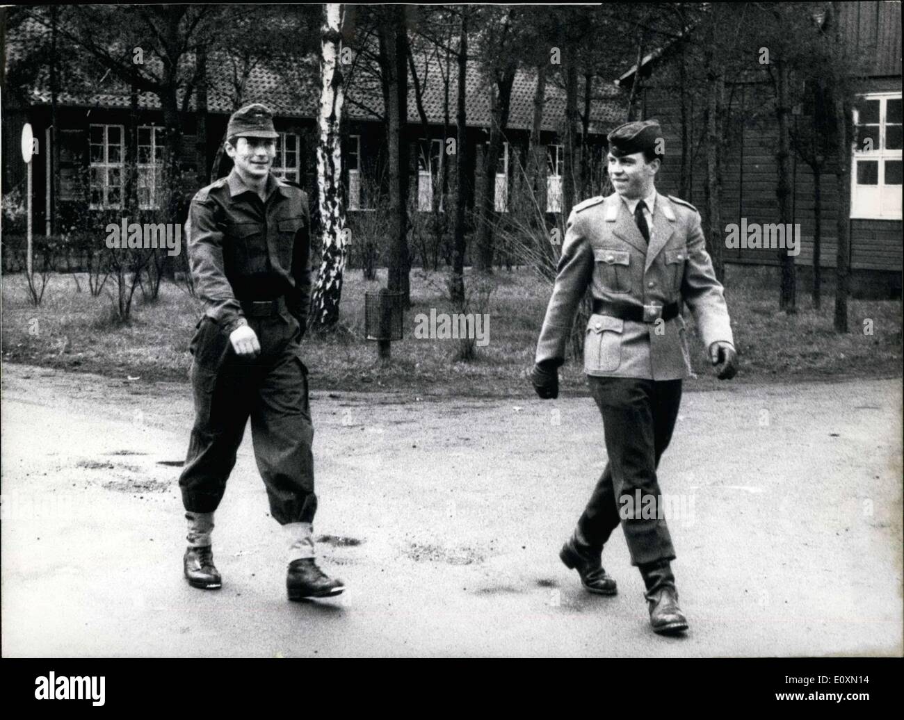 Apr. 05, 1967 - Il pronipote dell'ultimo Kaiser della Germania ha segnalato per il suo servizio militare. Arrivò(con autista) in una Mercedes 250 a Fallingbostel a riferire a dovere con le 407 società di formazione. Egli ci saranno per i prossimi tre mesi e quindi serve un altro quindici mesi come un ''civile in uniforme.'' nell'immagine: il 22 anno vecchio principe in uniforme per la prima volta.(a sinistra) Foto Stock