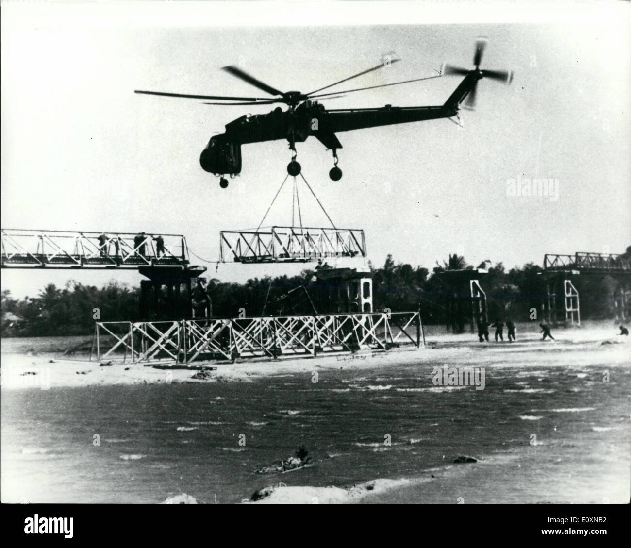 Giugno 06, 1967 - Mostra fotografica in questo ufficiale dell'esercito degli Stati Uniti fotografia, un CH-54 ''gru volante'' luoghi un 18.000 pound bridge span nel Vietnam del Sud, risparmiando migliaia di ore uomo in tempo di costruzione. Foto Stock