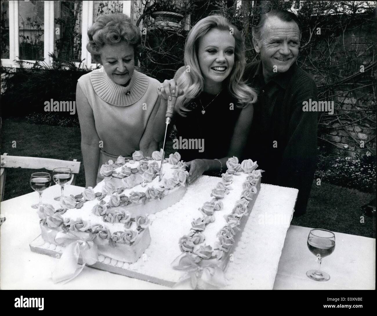 Giugno 06, 1967 - Hayley Mills celebra il 21st. Compleanno. attrice Hayley Mills, ieri ha celebrato il suo 21st. Compleanno con una festa di famiglia a casa loro a Richmond, Surrey. mostra fotografica di Hayley Mills il suo taglio 21st. Torta di compleanno ieri. con la sua madre sono, scrittrice Maria Hayley Bell e padre, attore John Mills. Foto Stock