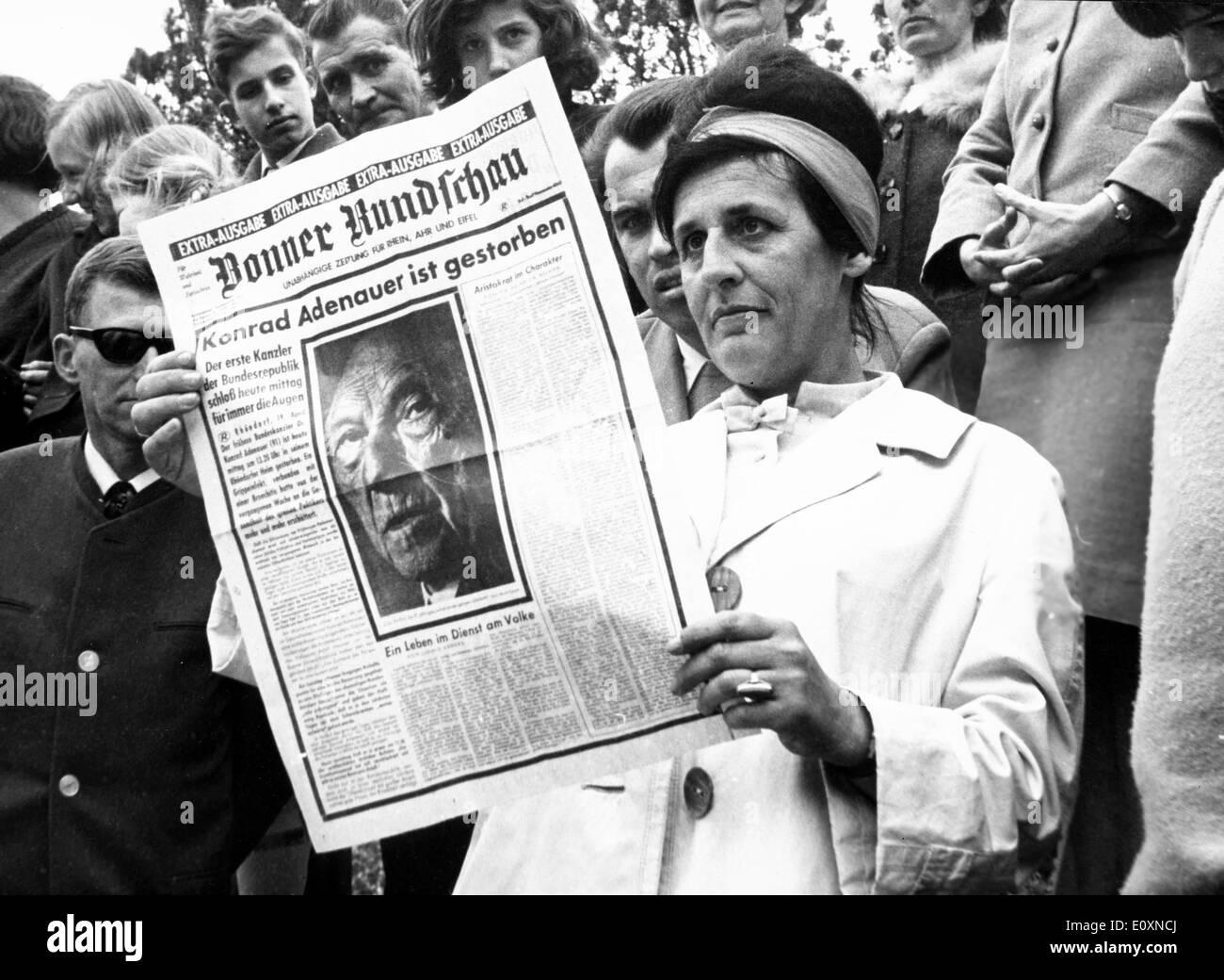 I cittadini di leggere circa Konrad Adenauer la morte nel giornale Foto Stock