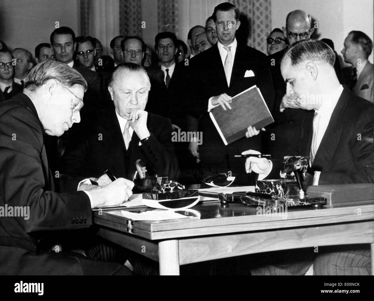 Dottor Konrad Adenauer segni documenti alla riunione Foto Stock