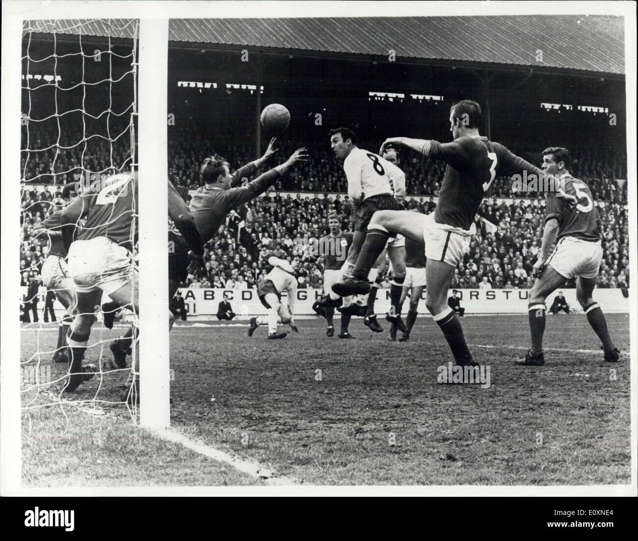 Apr. 29, 1967 - Nottingham Forest V sprona a Hillsborough Sheffiled F.A. Cup Semi Final - Sperone ha vinto 2-1: Phot mostra una testata da J. Greaves (n. 8) è deviata da Nottingham gisele Grummitt, durante un attacco spurn a Hillsbourgh Sheffield di F.A. Tazza di Semi Finale Spurs ha vinto 20-1. Foto Stock