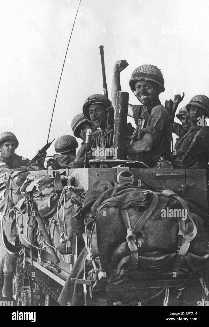 Truppe israeliane sul loro modo di El Arish durante la Guerra dei sei giorni Foto Stock