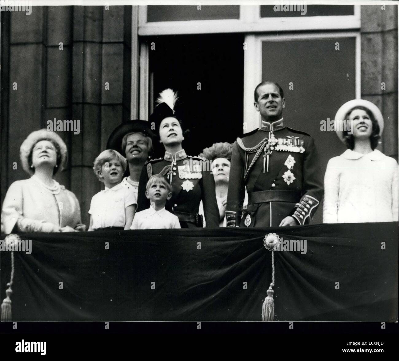 Giugno 10, 1967 - Guardare il Fly passato: H.M. La regina Elisabetta 11, indossando la tunie del granatiere protezioni, è visto con i membri Foto Stock