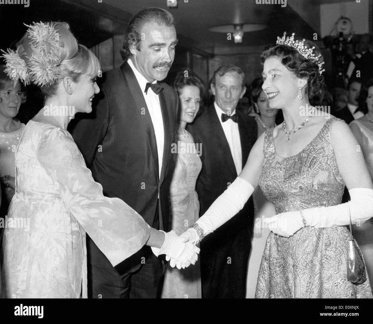 Attore Sean Connery e moglie Diane incontra Elisabetta II Foto Stock
