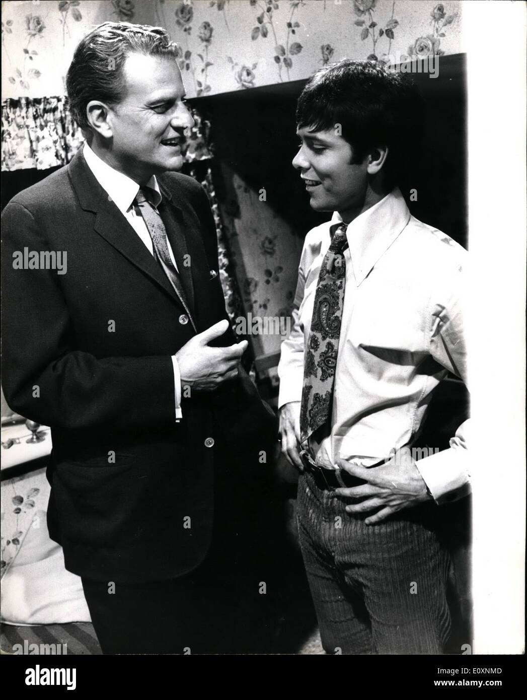 Giugno 20, 1967 - evangelista Billy Graham visiti il set del nuovo Cliff Richard film ''a due un penny'': evangelista Billy Graham oggi pagato una visita al set a Gldhawk studi, Londra W. C. dove ha incontrato la pop star Cliff Richard, attrice Dora Bryan e Ann Holloway, stelle del suo film ''a due un penny'', che presenta un tema religioso. Il film è finanziato dalla Graham organizzazione e i profitti per aiutare il loro lavoro. Cliff Richard, chi è smettere di show business alla fine dell'anno, sta lavorando nel film senza pagare Foto Stock