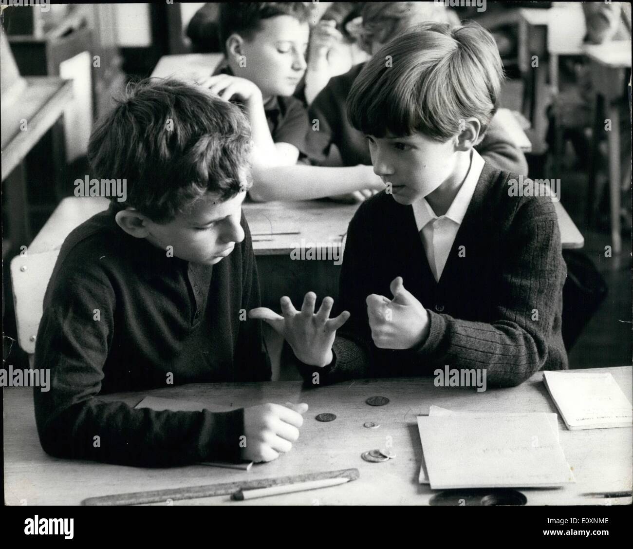 Giugno 20, 1967 - 20-6-67 Islington School ritorna ospitalità Francese. Quaranta figli francesi ha iniziato una quindicina di giorni a scuola ieri al Canonbury Junior Scuola mista, Islington, come parte di una visita di scambio. Quaranta studenti dalla scuola Canonbury restituiti con figli francesi di sabato da Boulogne. La foto mostra: Graham Spagna, 11, (destra) spiegando il British sistema di monete a Alain Reynaud, 10, presso la Scuola di Canonbury ieri. Foto Stock