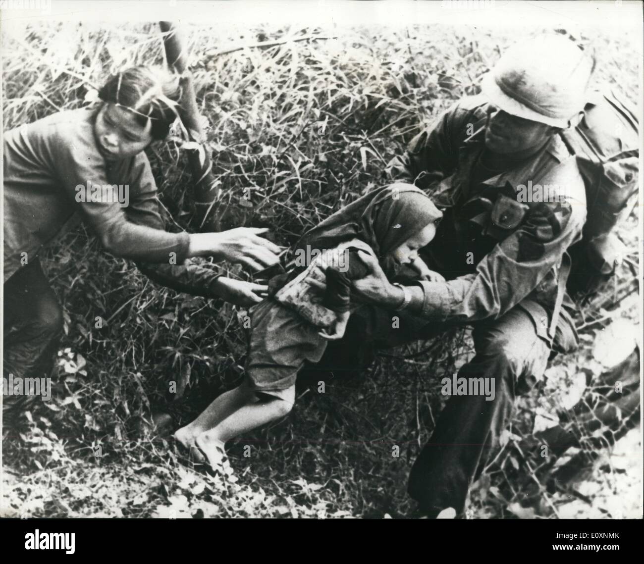 05 maggio 1967 - La Guerra Mano.: Foto mostra un medic del 1st. Divisione di fanteria Airmobile , aiuta una donna vietnamita un Foto Stock