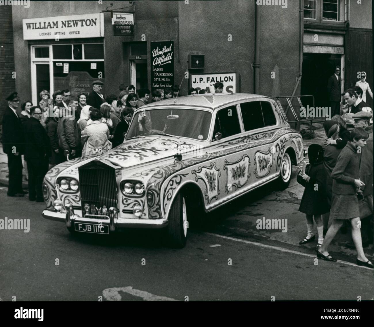 Maggio 05, 1967 - John Lennon decorato Rolls Royce: Beatle John Lennon ieri ha preso in consegna il suo ri-decorate rotoli di ieri. Esso è stato dipinto di giallo, con i segni dello zodiaco e i grappoli di fiori in rosso, verde e blu sul tetto e le porte. Le ruote sono in rosso, bianco, blu e arancione. Mostra fotografica di John Lennon decorato Rolls Royce, raffigurato in Chertsey, Surrey, ieri. Foto Stock