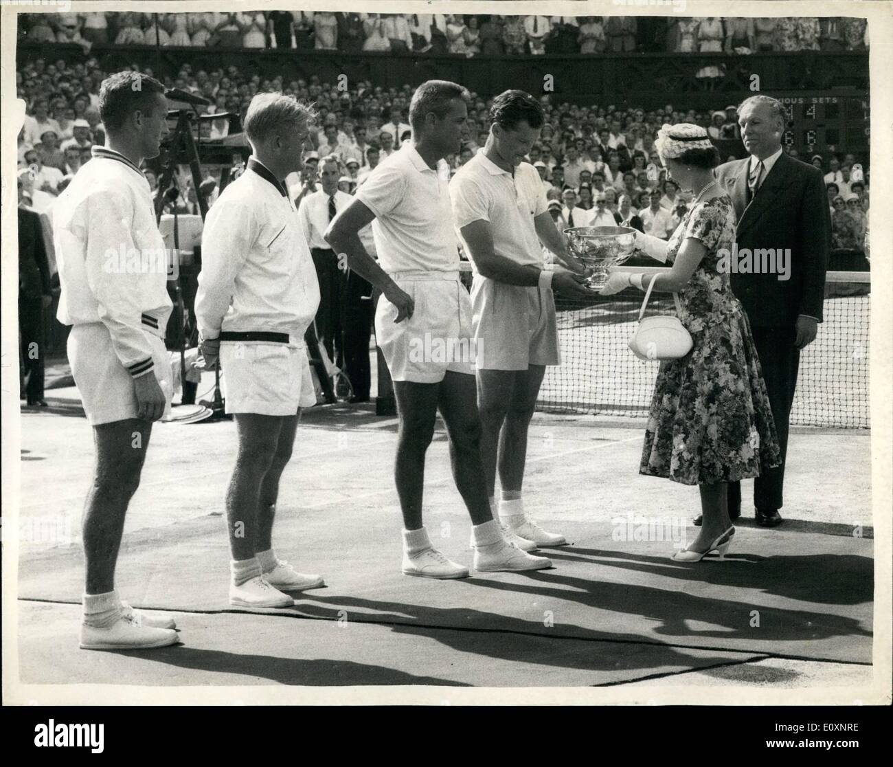 Lug. 07, 1967 - G. mulloy e B. Patty vincere il Uomini Doppio finale a Wimbledon contro L. Hoad e N. Praser: mostra fotografica. H. M. la regina presenta il tropies a B. Patty e G. Mulloy dopo che avevano vinto il uomini doppio battendo L. Hoad e N. Praser, visto guardando a. Foto Stock