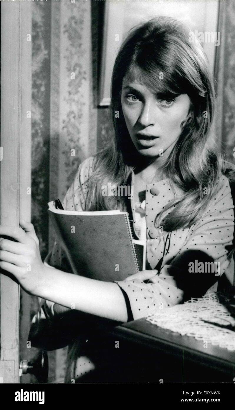 Giugno 21, 1967 - In Robert Enrico il nuovo filmato ''Zia Zita ", Johanna Shimkus scopre l'amore. Il suo carattere, Annie, è sollevato dalla sua zia Sita (Katina Paxinou) che la ama teneramente, ma che al riparo di lei dal mondo esterno. A diciotto anni, Annie si spegne sul suo proprio per la prima volta perché la zia sta morendo e lei va in cerca di aiuto. In strada, scopre altri' Mondo e l'amore. Quando si ritorna a casa, la zia è morto Foto Stock