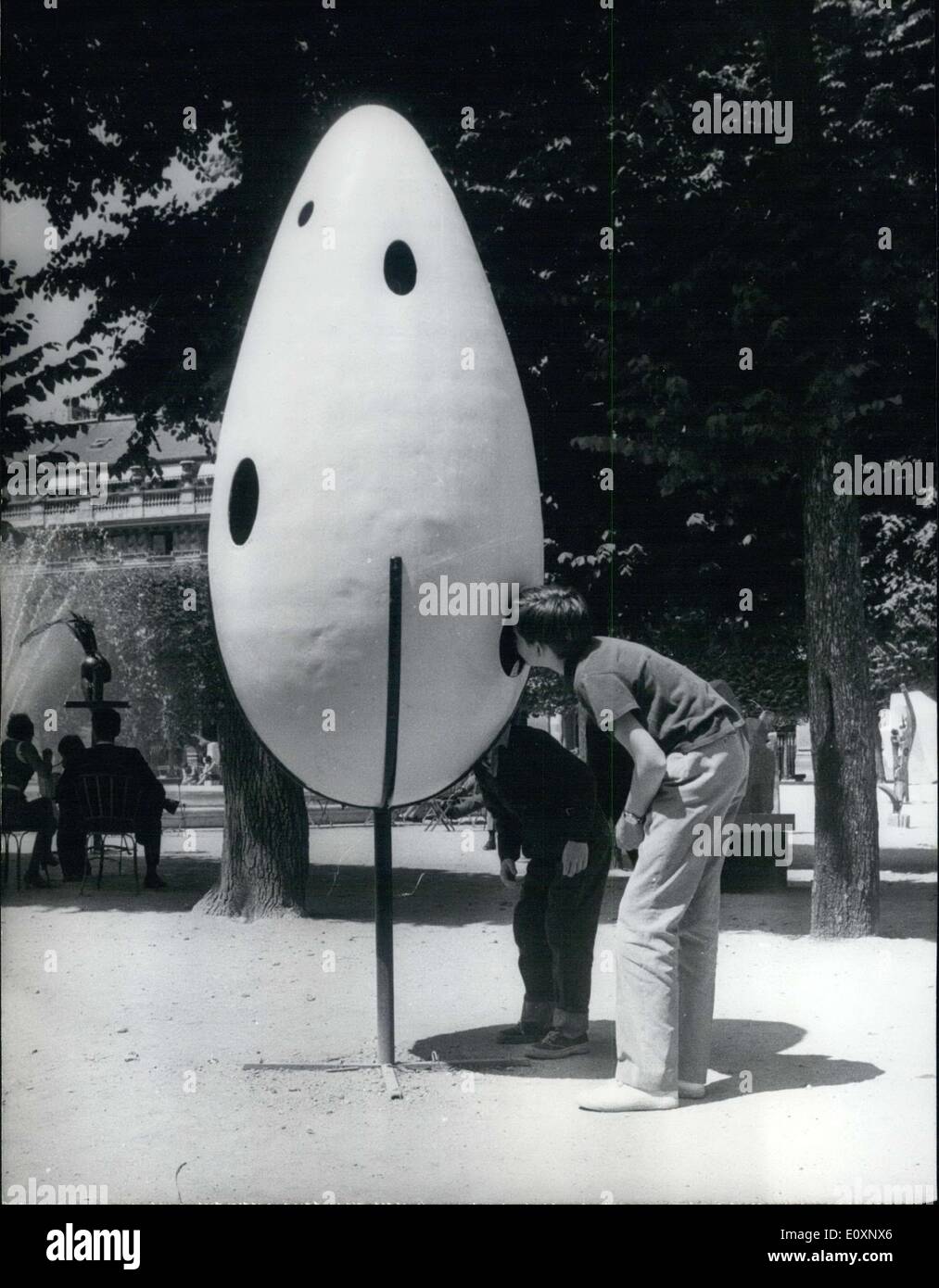Giugno 22, 1967 - Scultura da Jean Marie Simonnent presso il Royal Palace Gardens Foto Stock